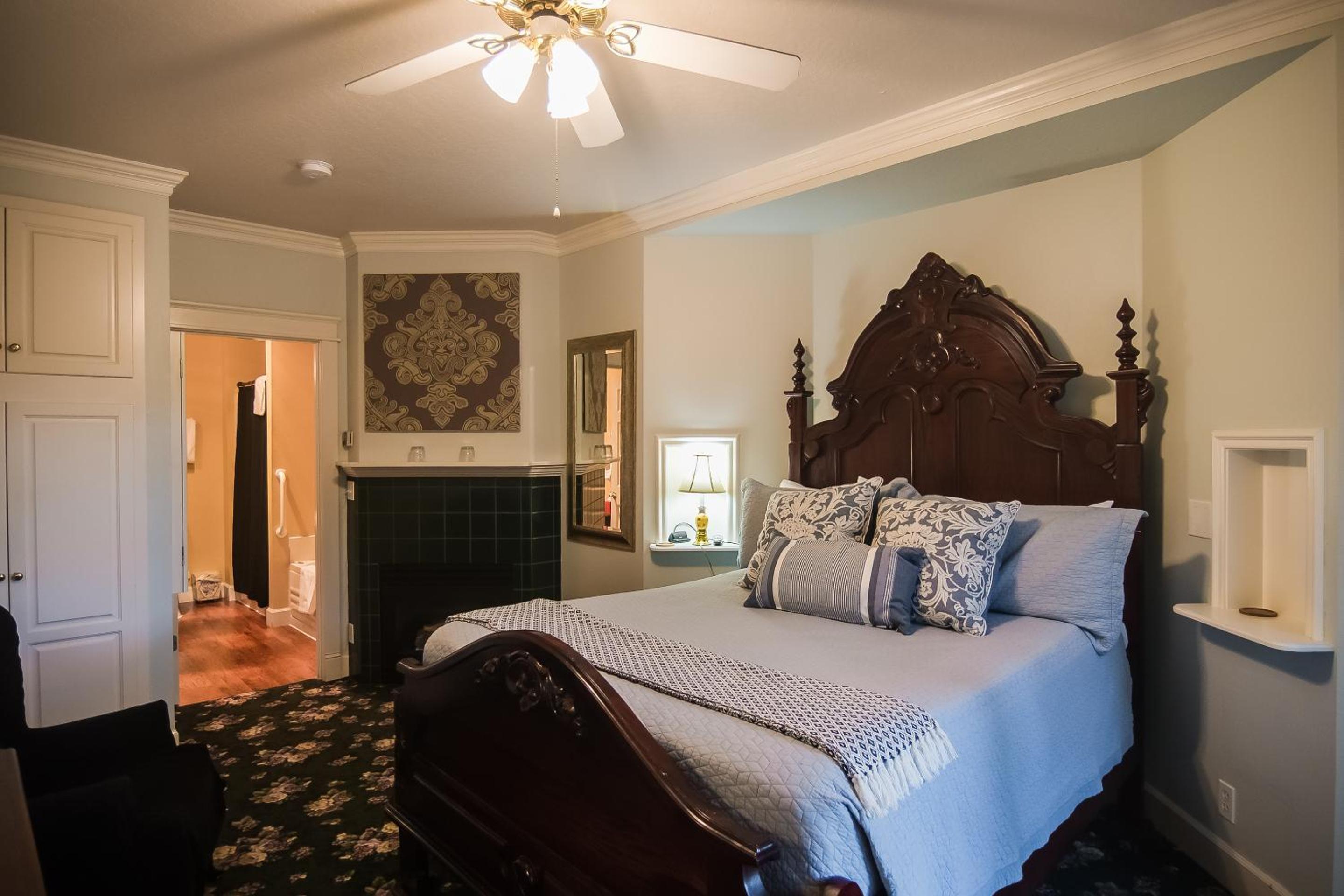 Deluxe Queen Room