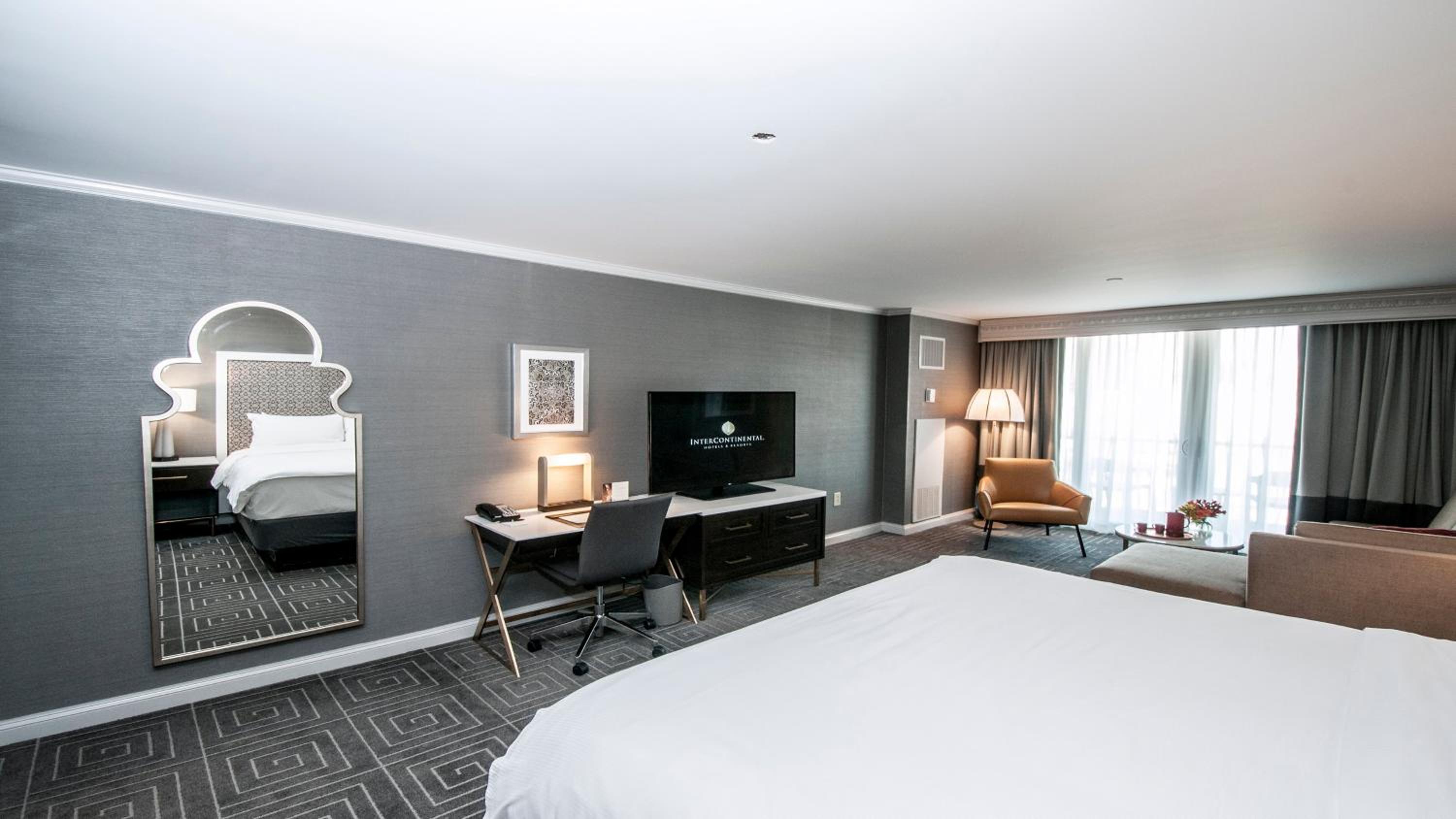 Classic King Room with Plaza View and Balcony - Photo 6