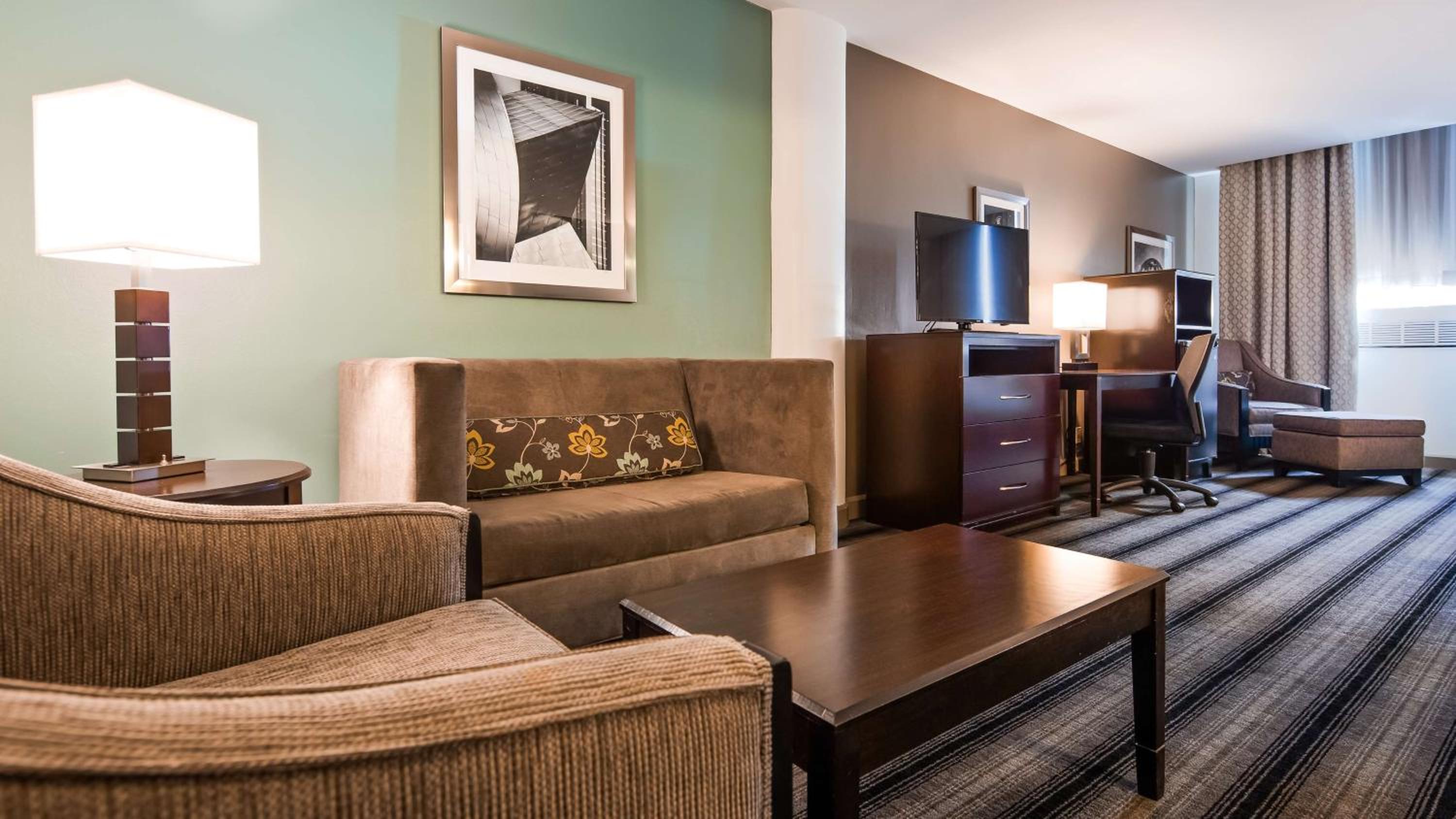 Deluxe King Suite with Roll-In Shower - Disability Access - Photo 3