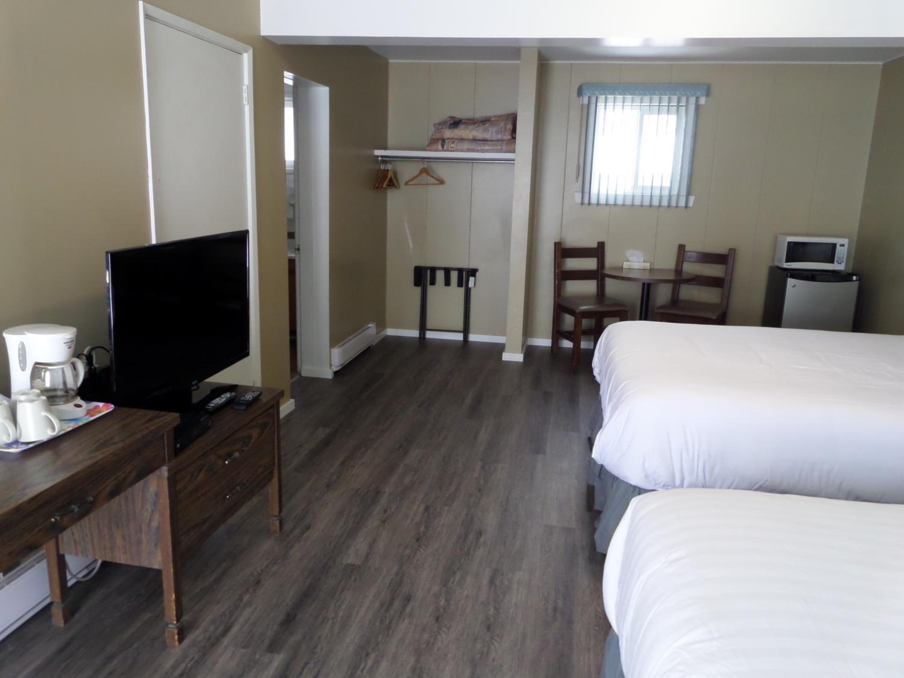 Standard Queen Room with Two Queen Beds photo 2