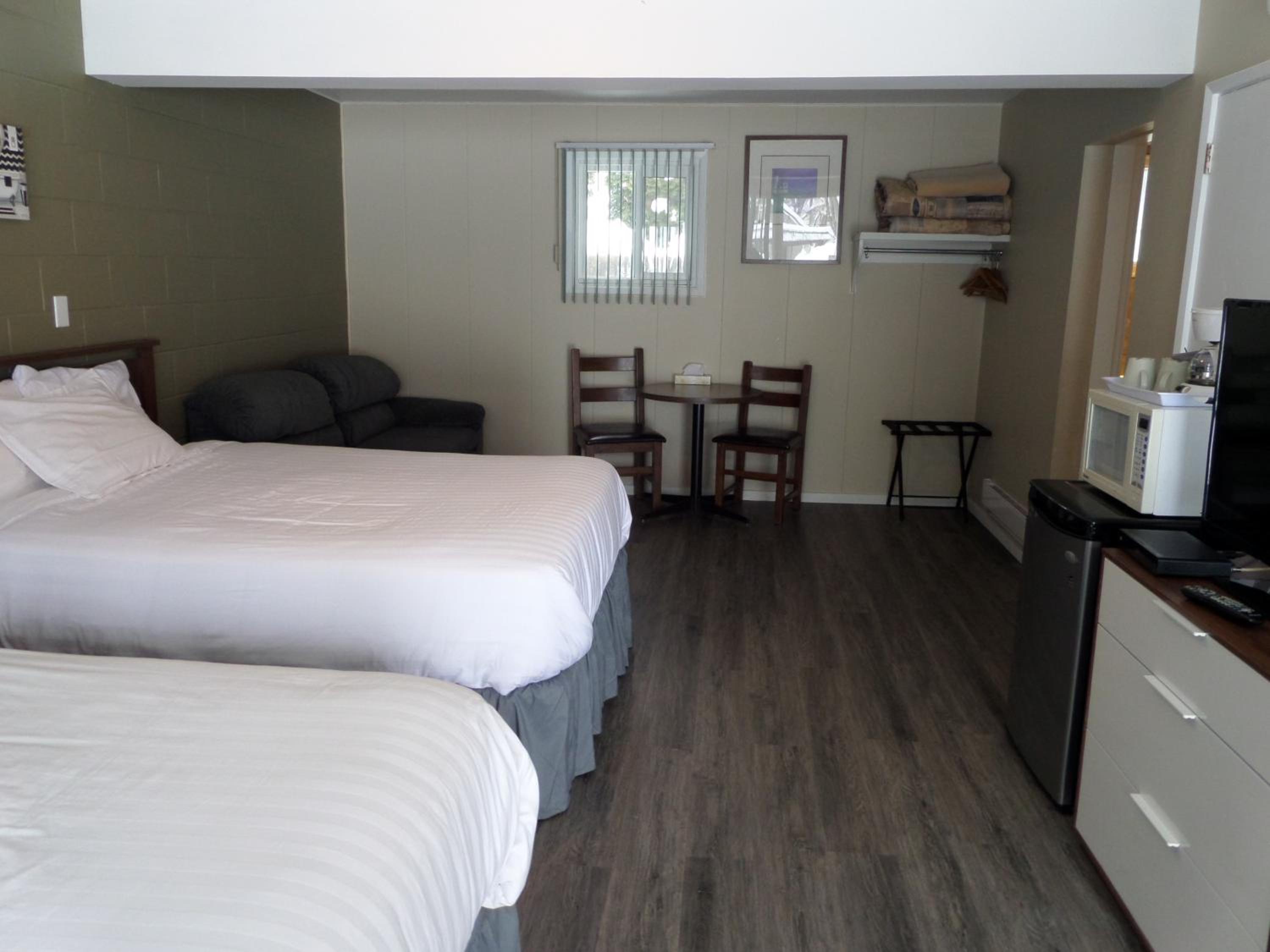 Standard Queen Room with Two Queen Beds photo 1