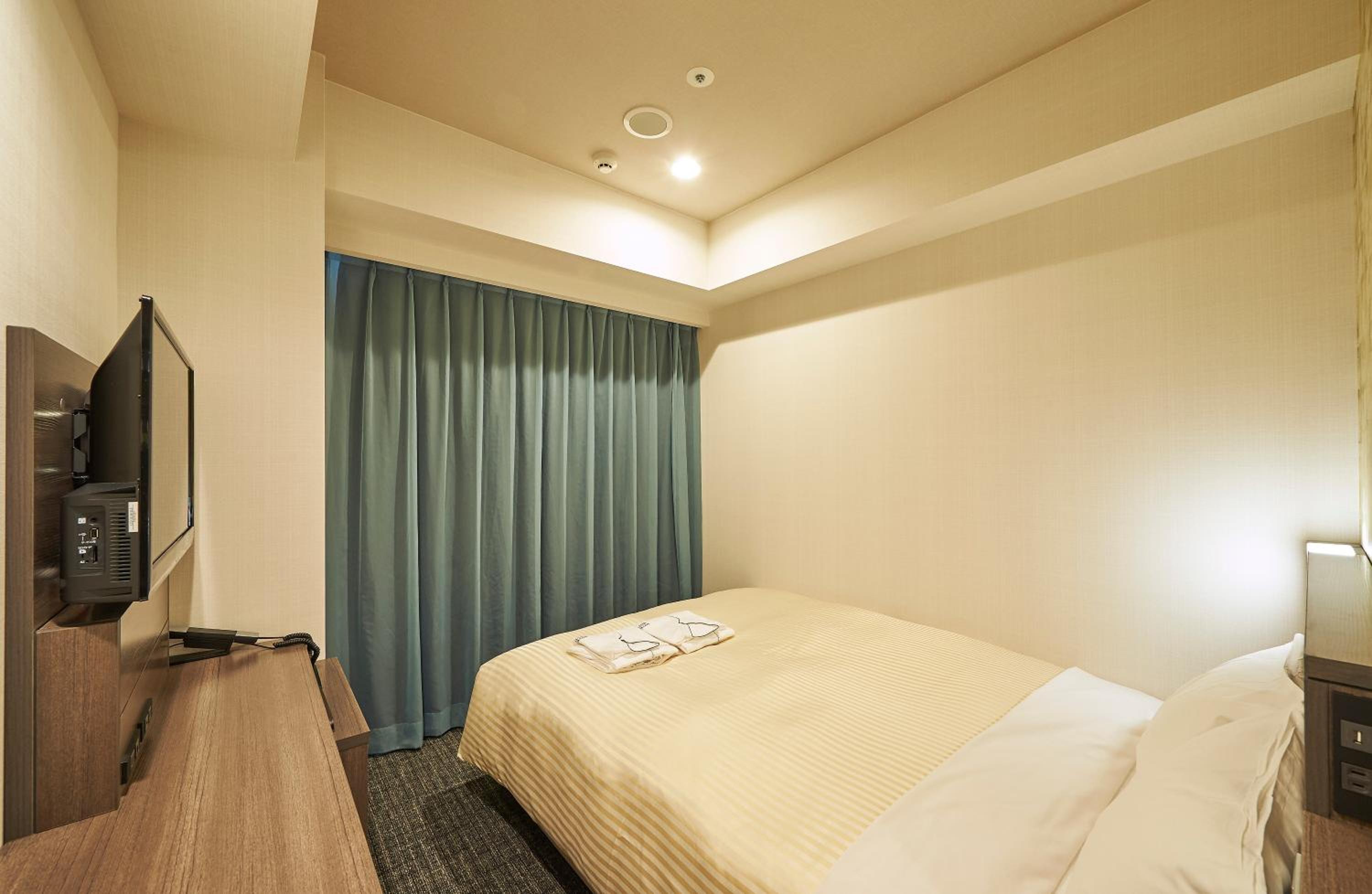 Double Room - Non-Smoking  - Photo 9