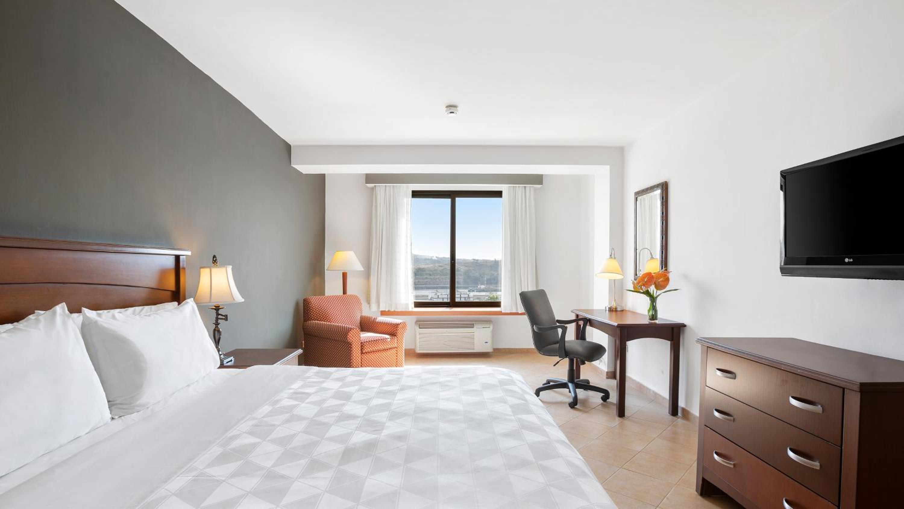 Standard King Room - Photo 3