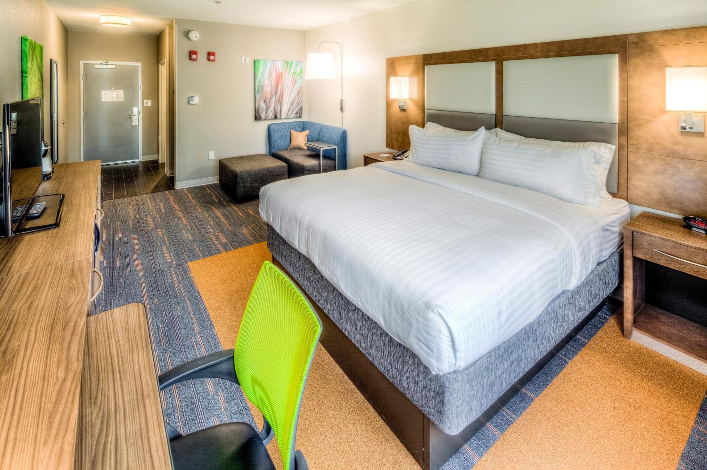 Deluxe Suite - Hearing Accessible/Non-Smoking