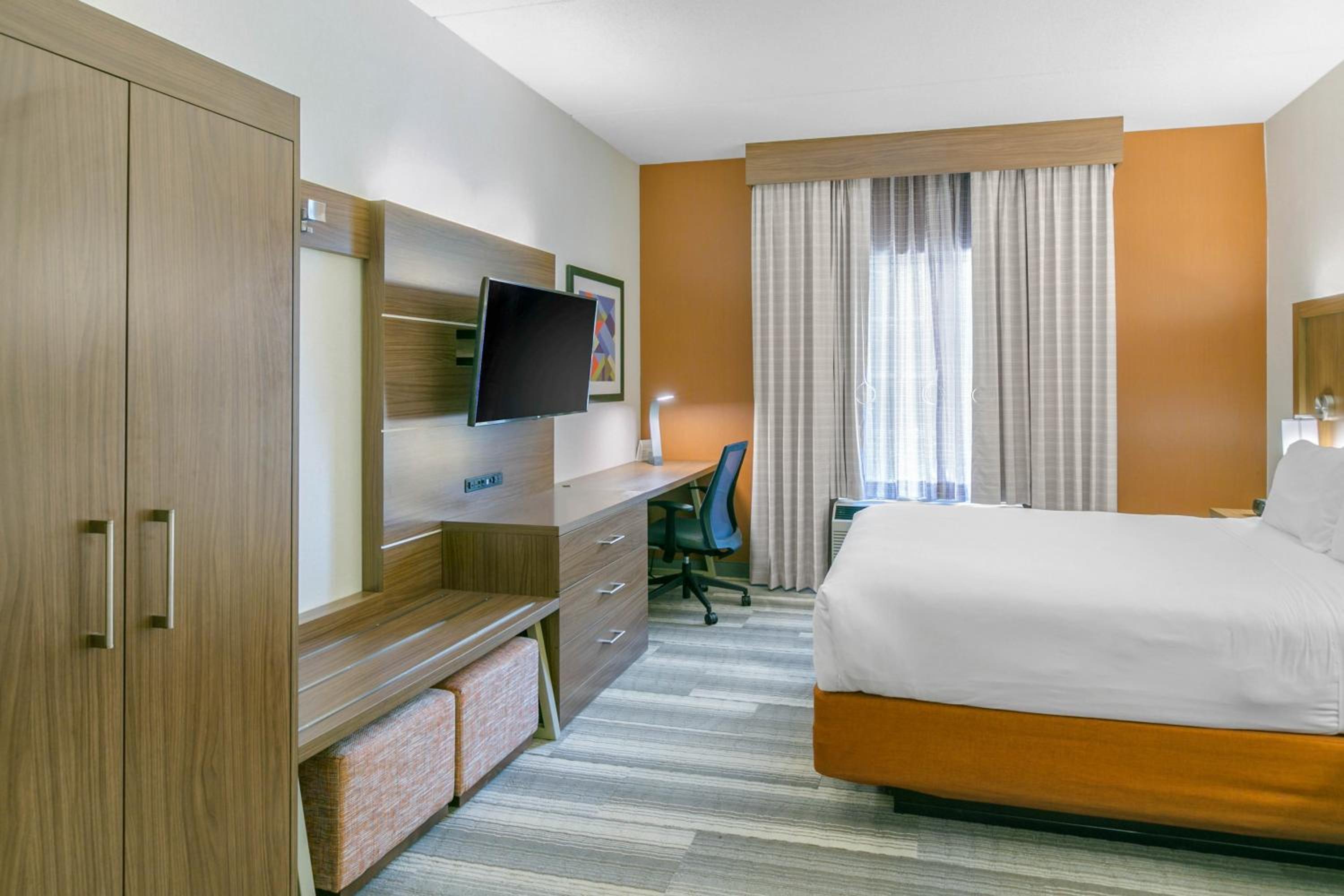 Standard King Room - Photo 10