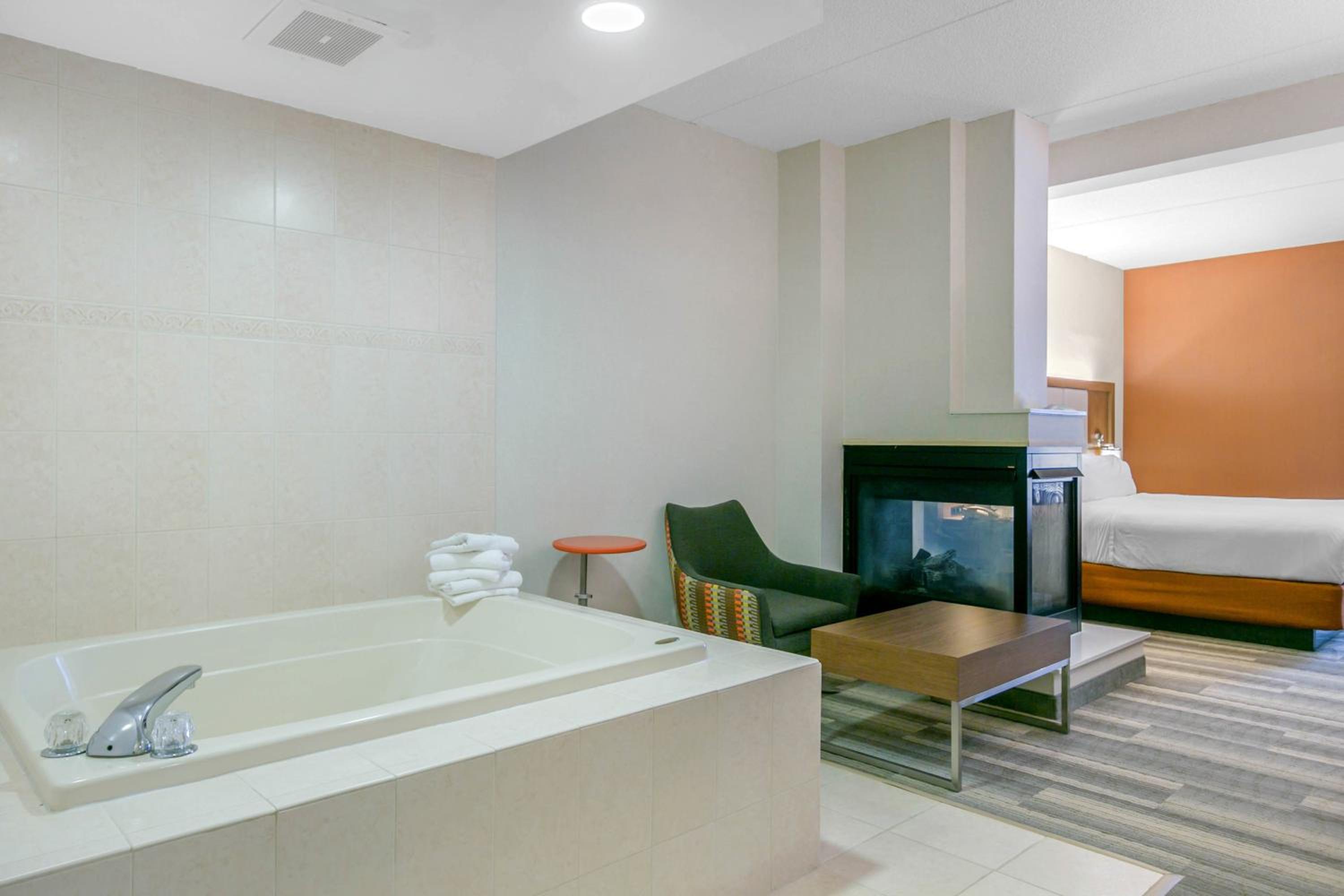 King Suite with Jetted Tub - Photo 11