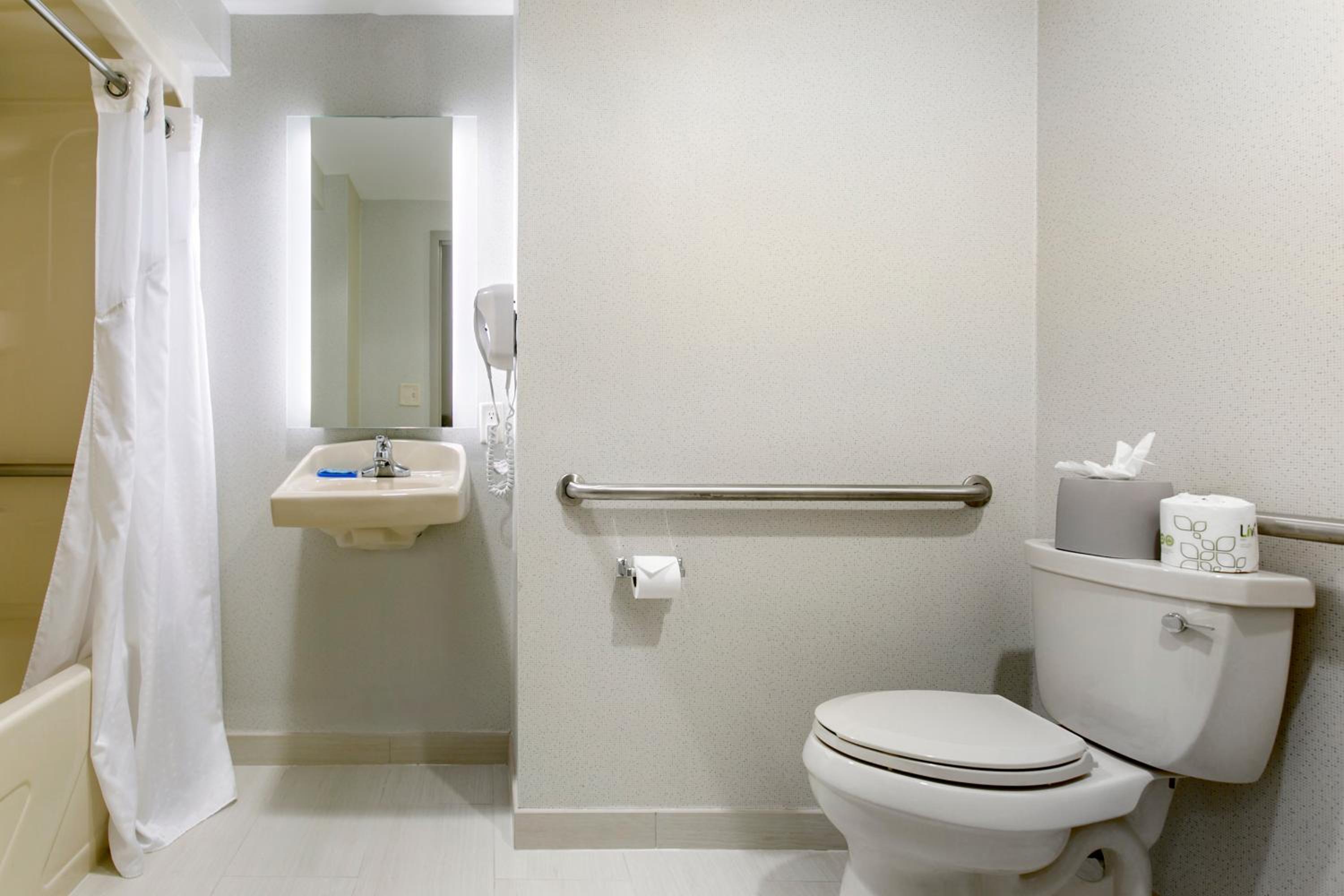 Queen Room - Disability Access - Photo 4