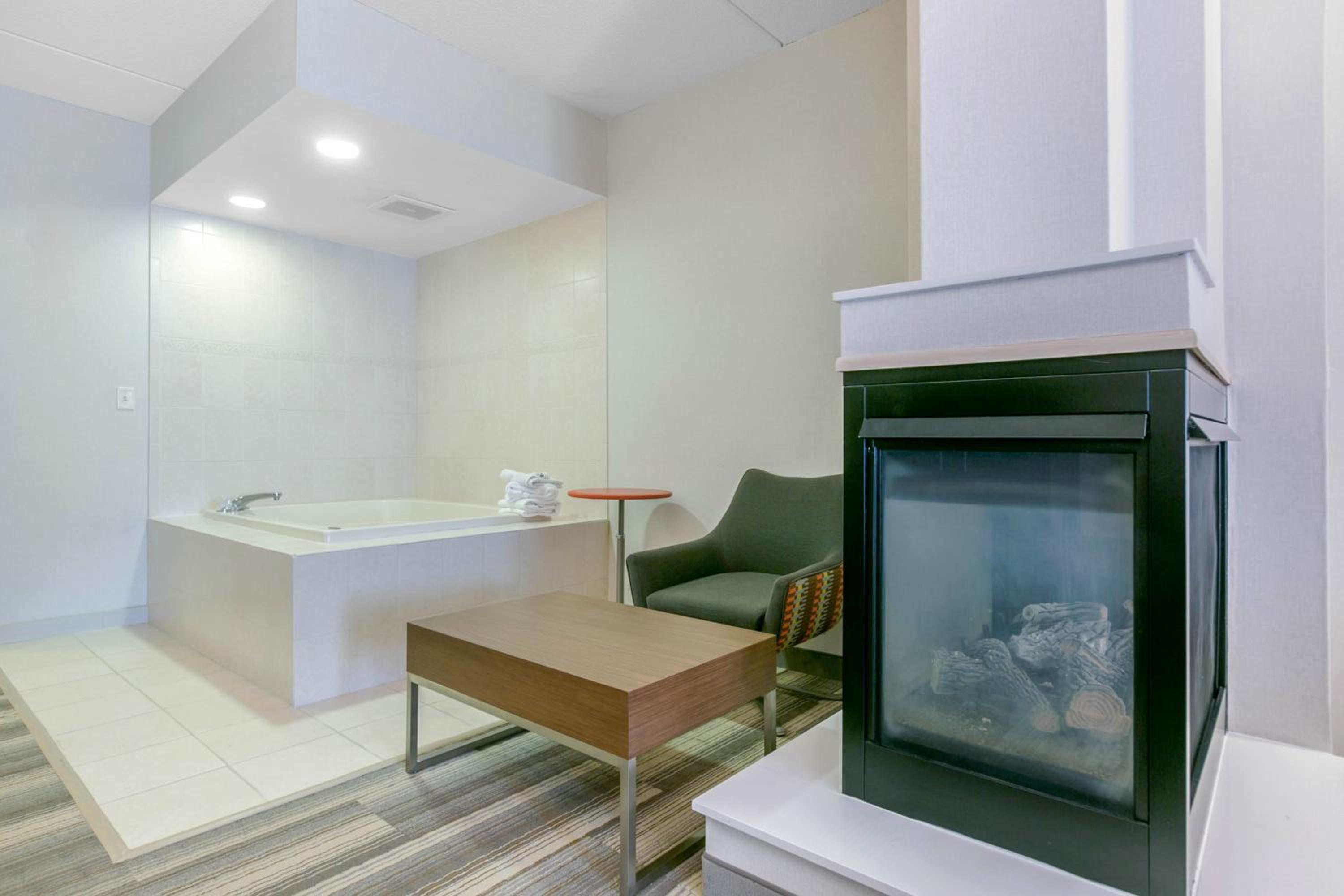 King Suite with Jetted Tub - Photo 8