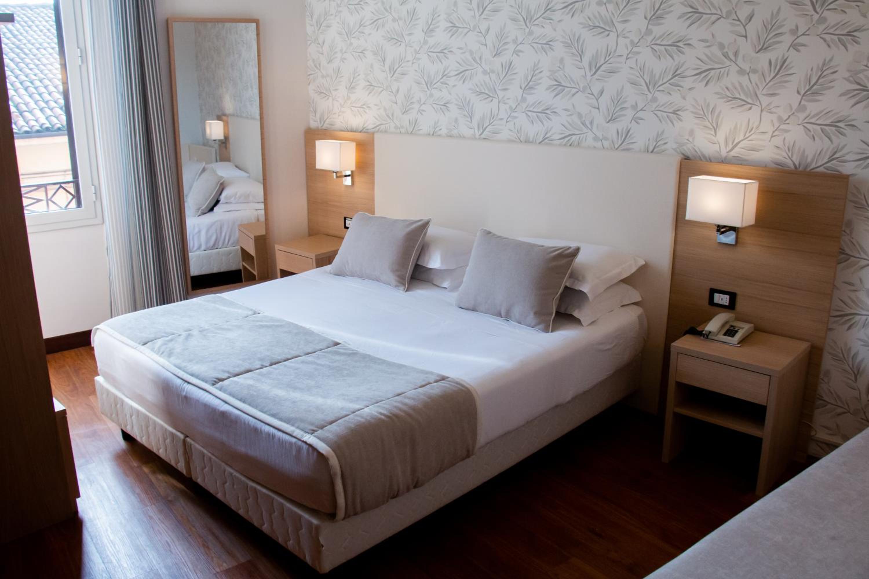 Deluxe Double or Twin Room - Photo 6