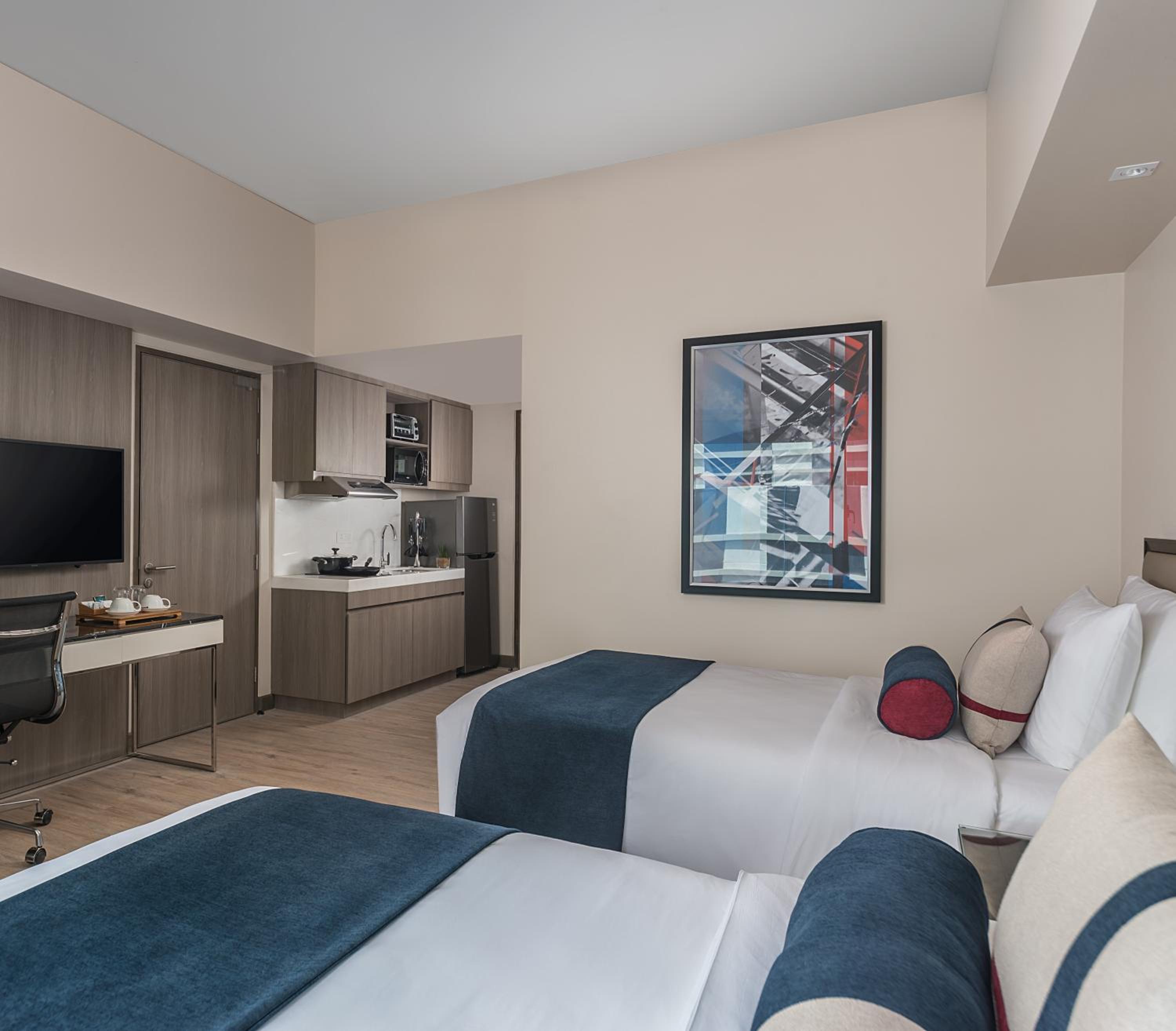 1 King Bed, Studio Room with Kitchenette - Photo 4