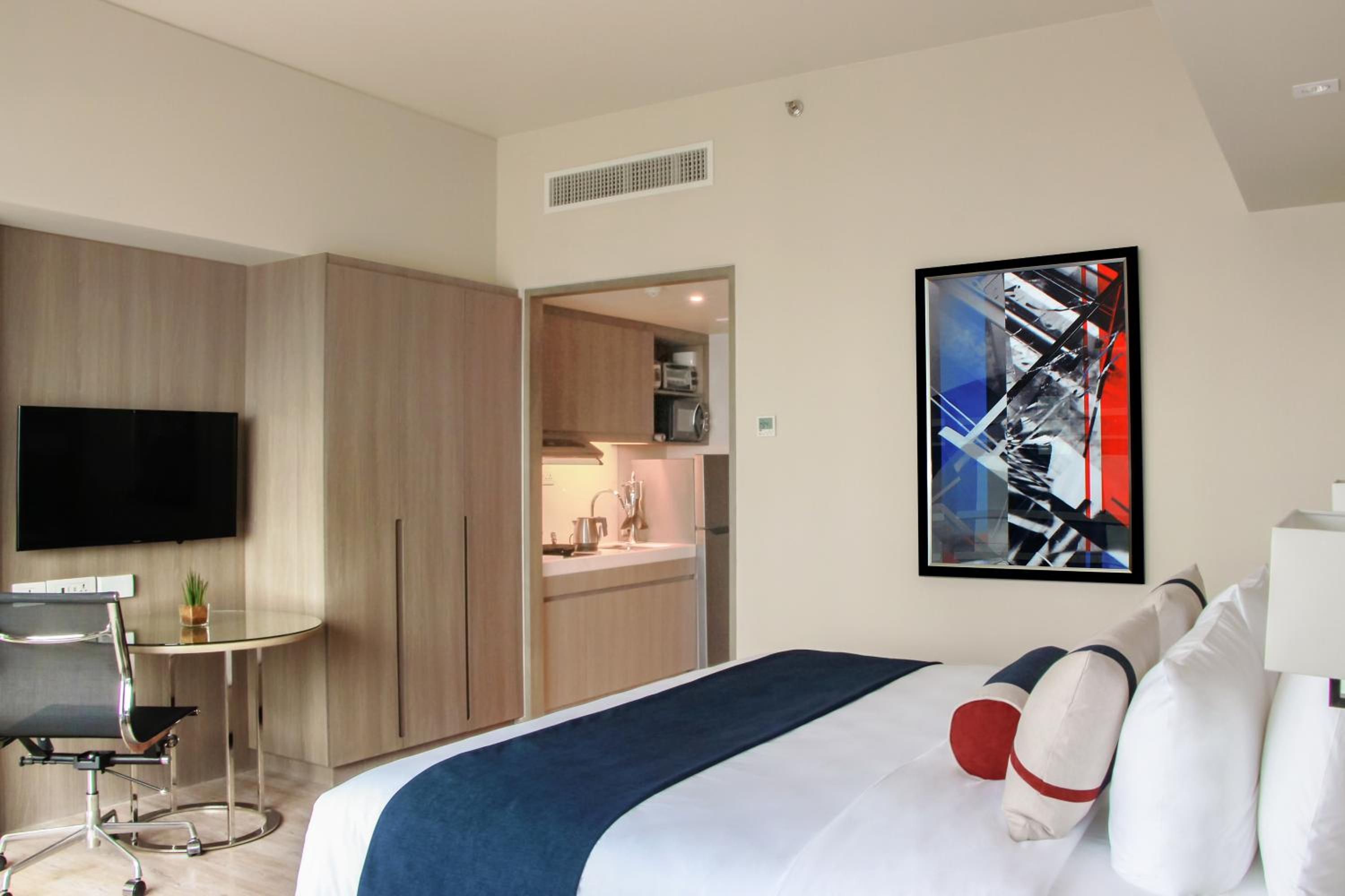 1 King Bed, Studio Room with Kitchenette - Photo 1