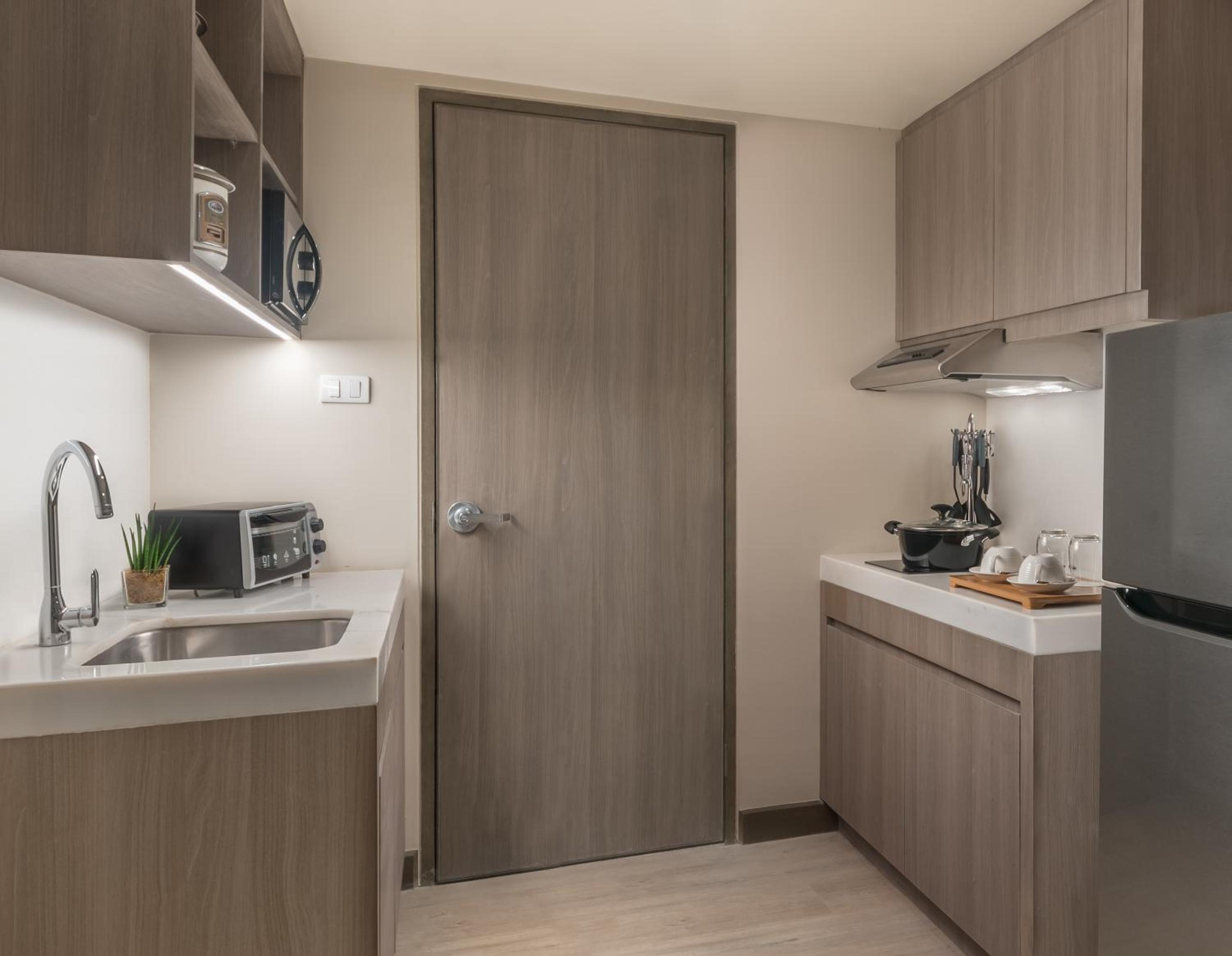 Studio Premier Room with 1 King Bed and Kitchenette - Photo 2