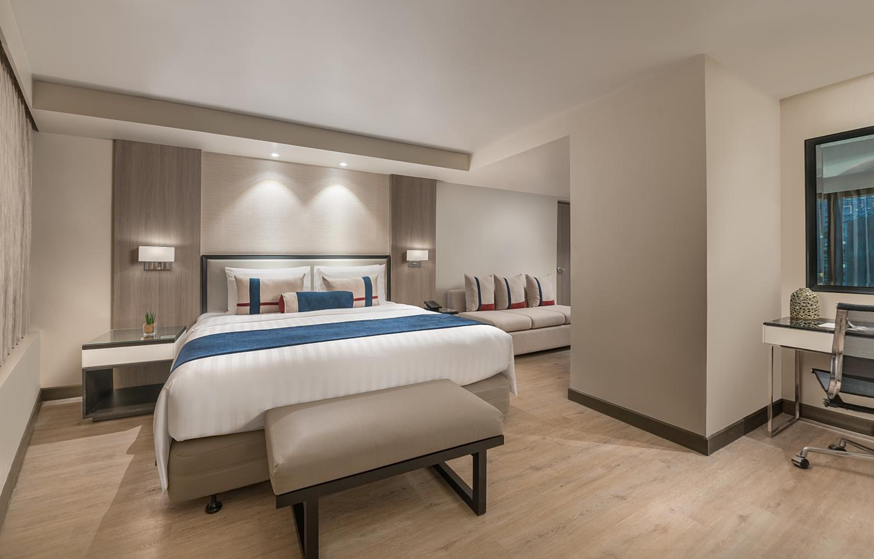1 King Bed and 2 Single Beds, Two-Bedroom Apartment with Bathtub, Kitchenette, Living Area, Washer-Dryer and Lounge Access - Photo 4