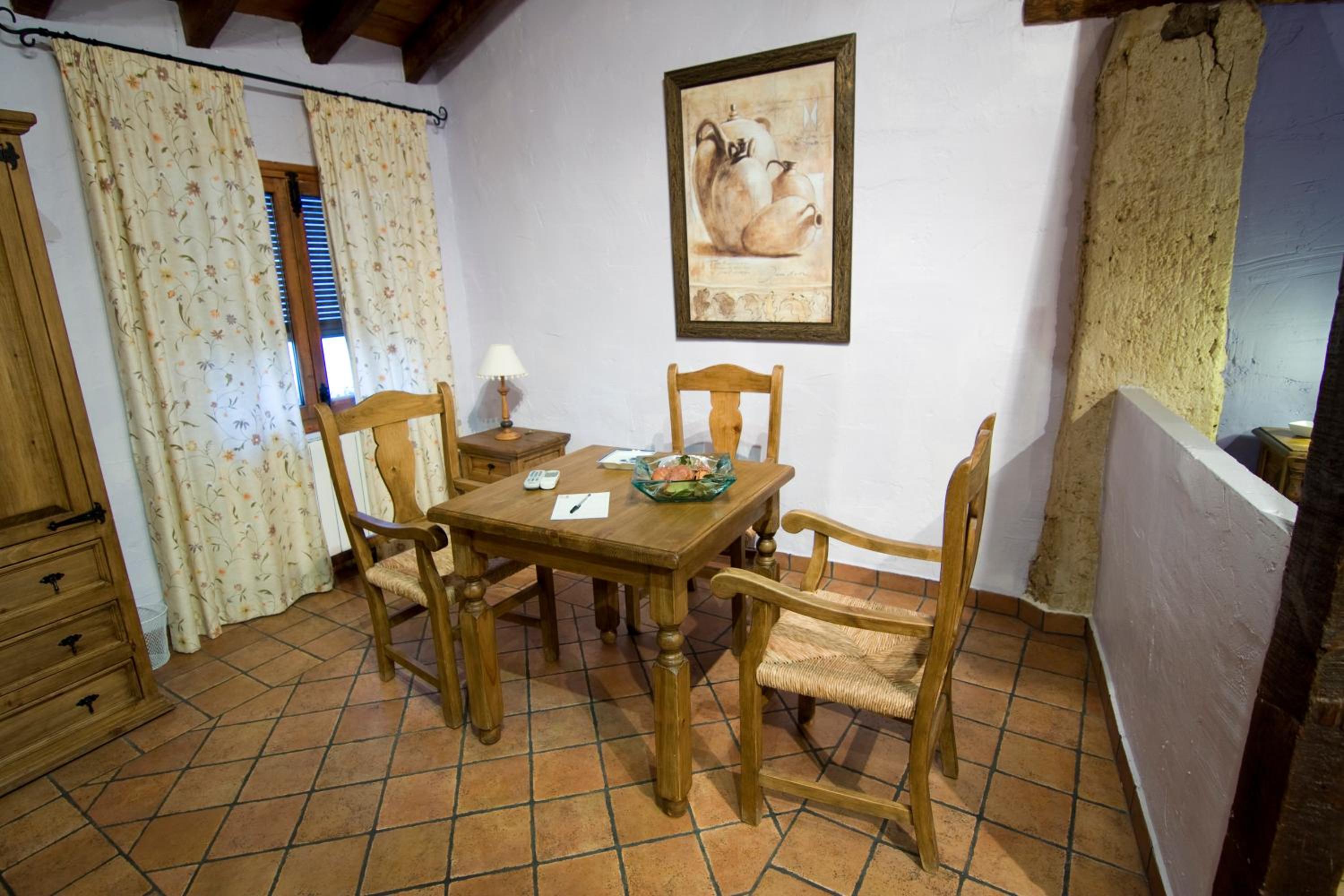 Double or Twin Room with Sitting Area - Photo 12