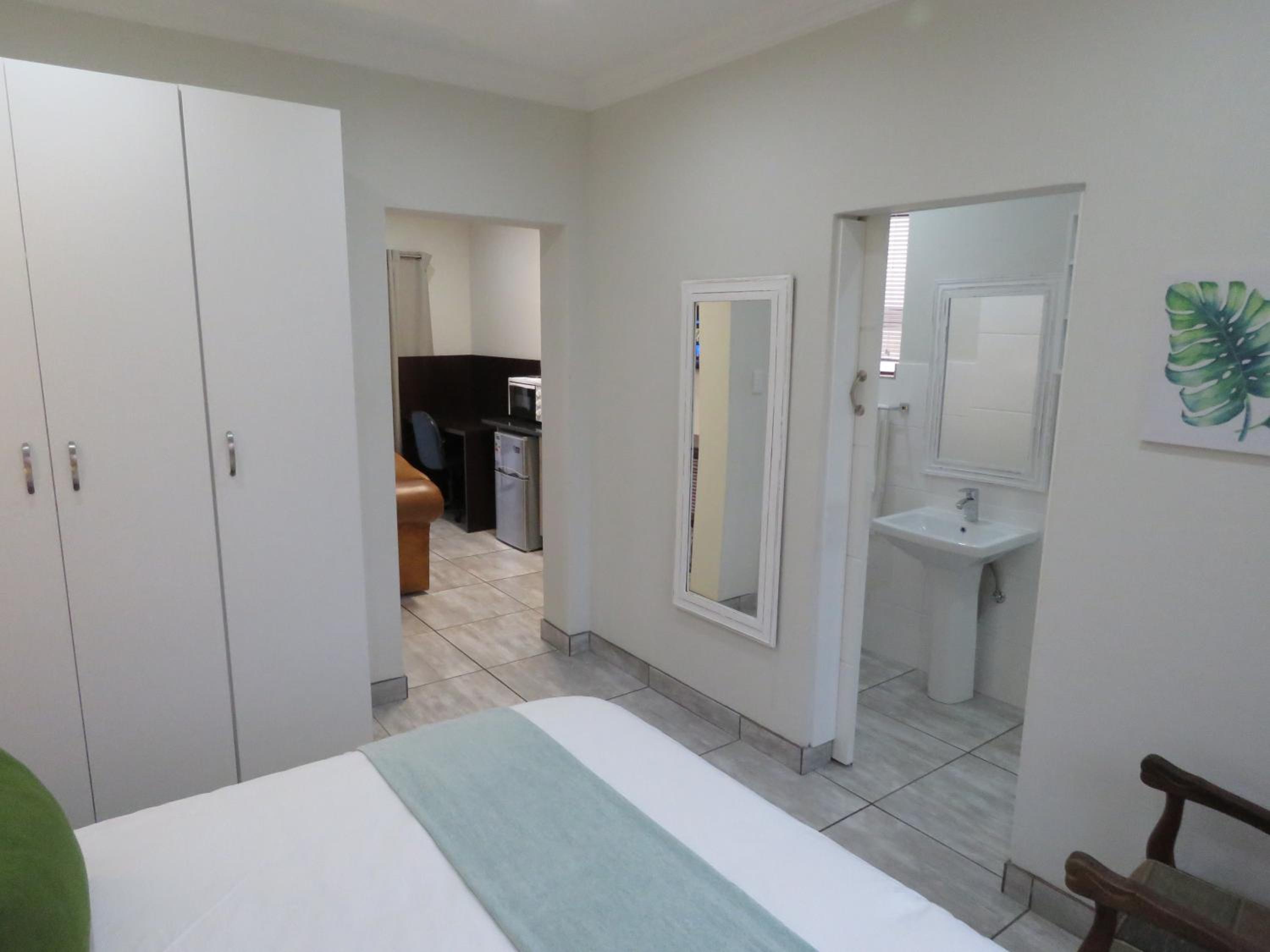 Queen Room with Balcony - Photo 12