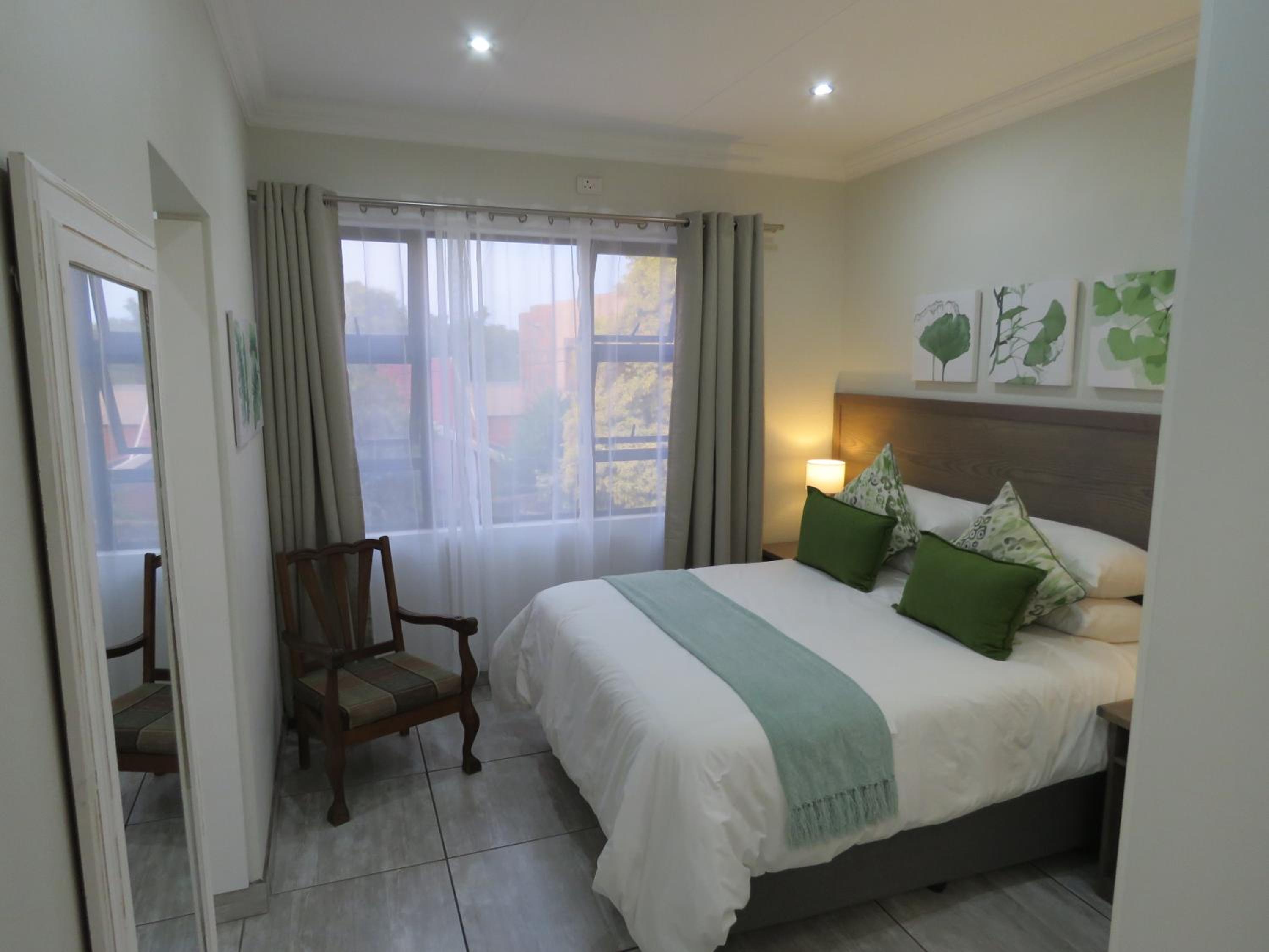Queen Room with Balcony - Photo 1