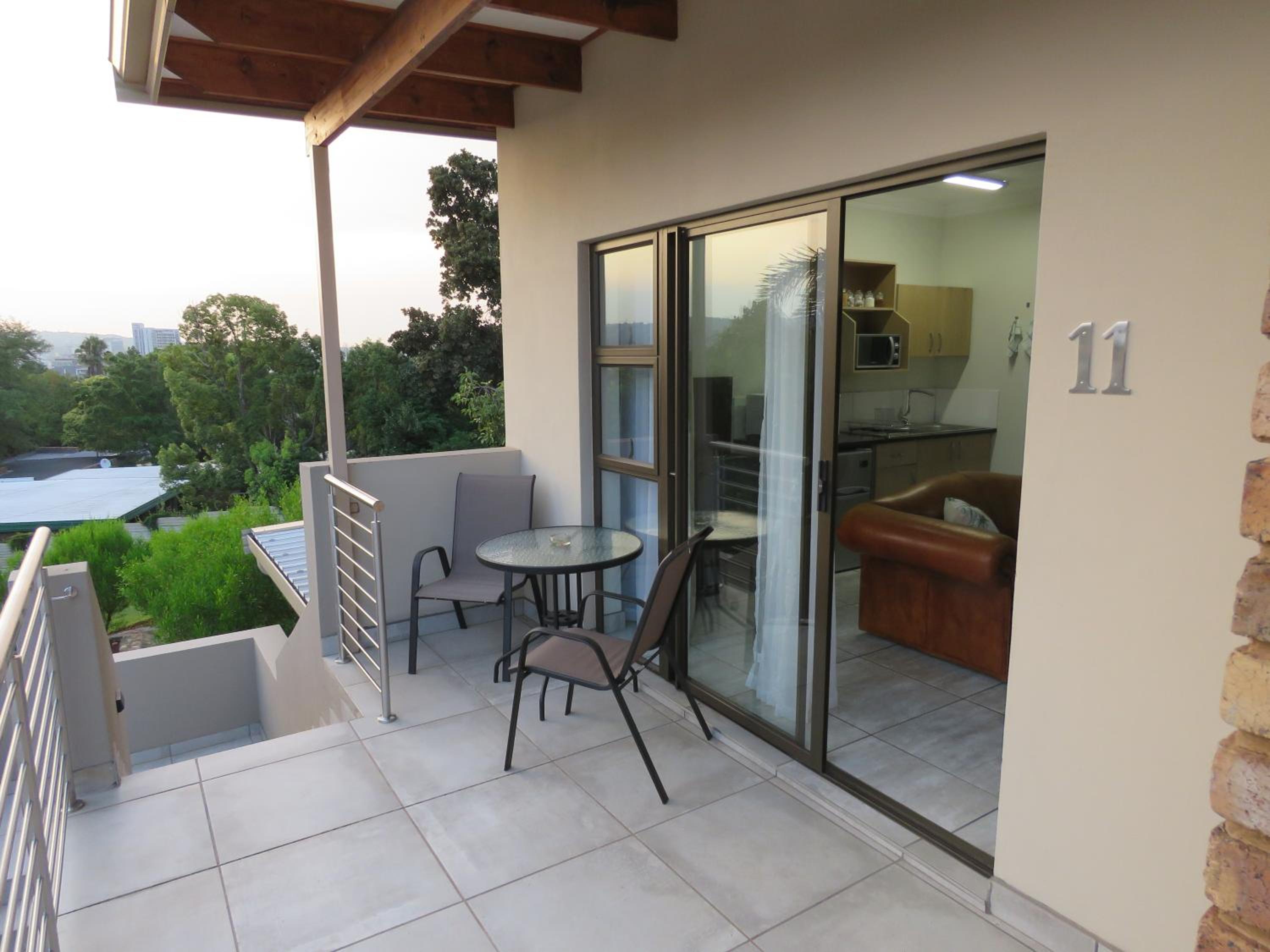 Queen Room with Balcony - Photo 6