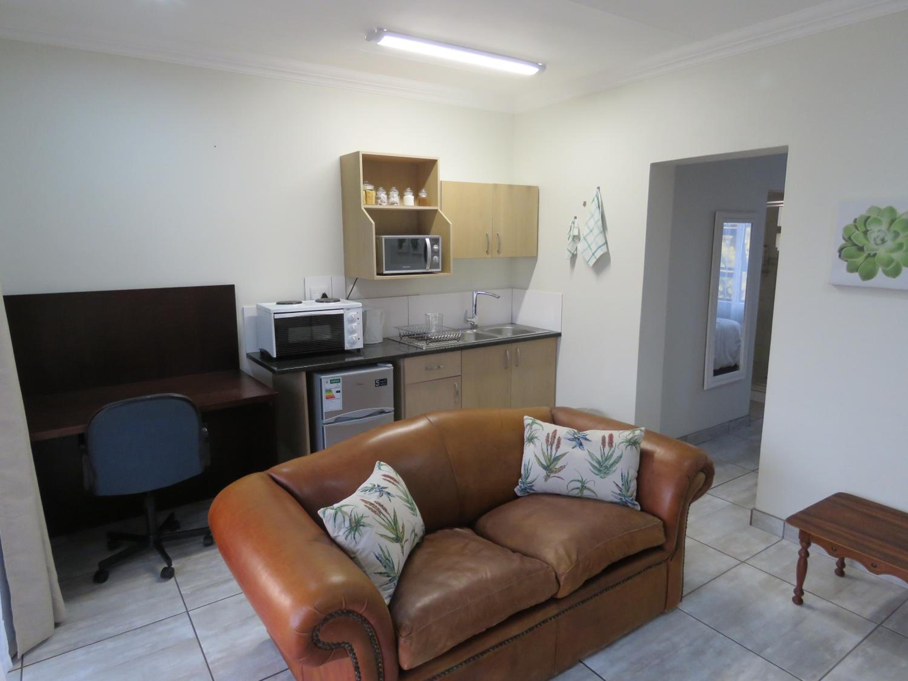 Queen Room with Balcony - Photo 5