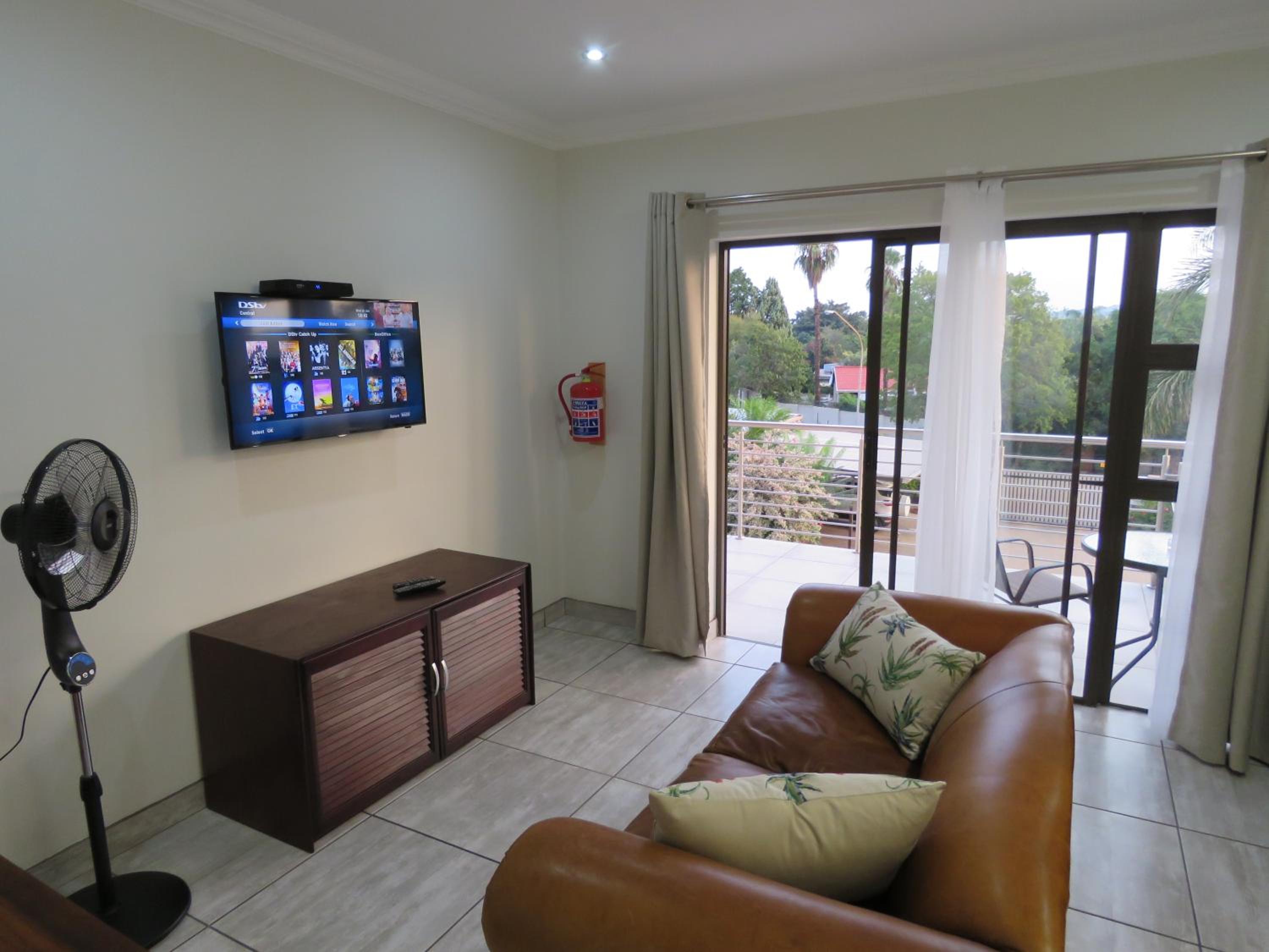 Queen Room with Balcony - Photo 4