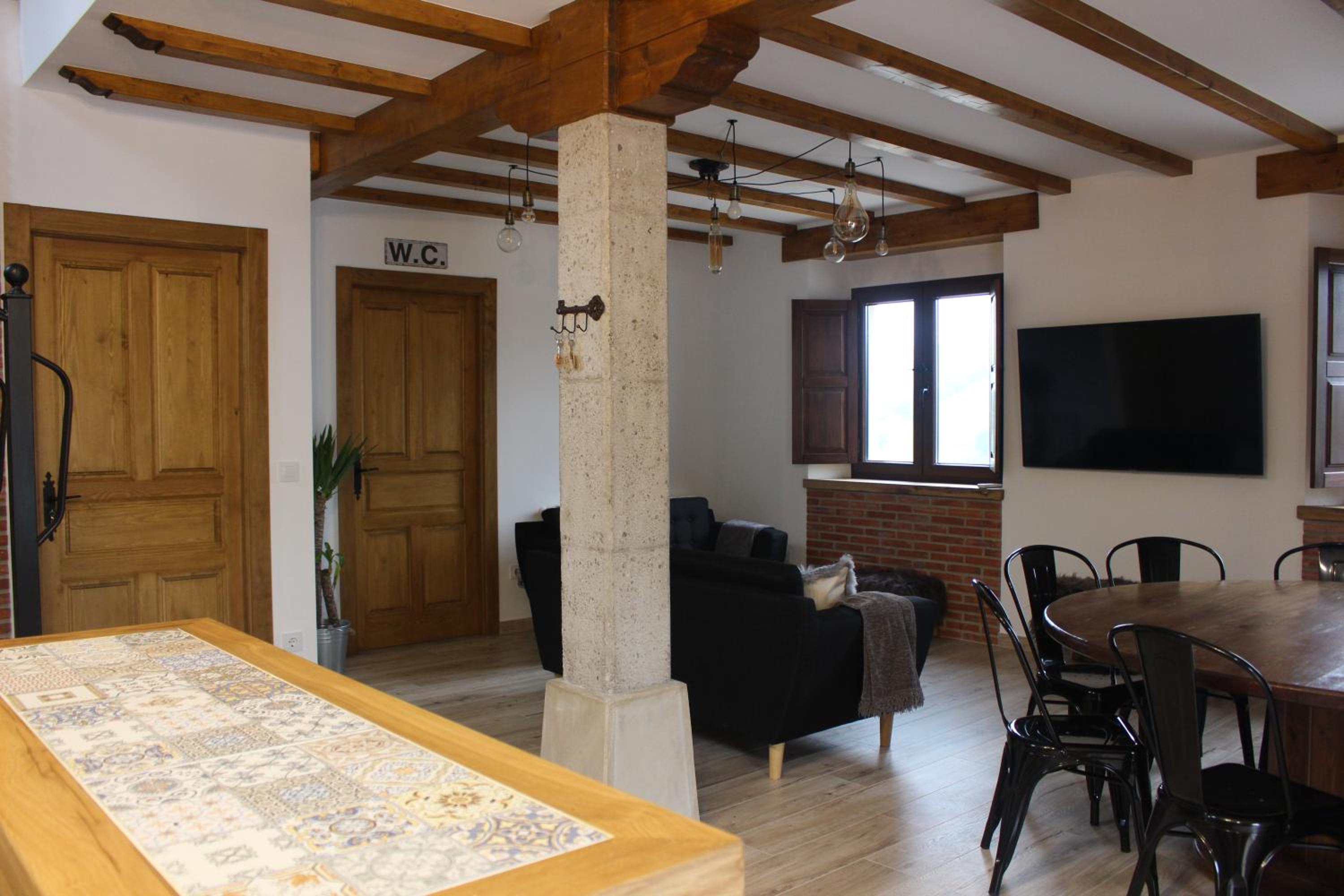 Five-Bedroom House photo 3