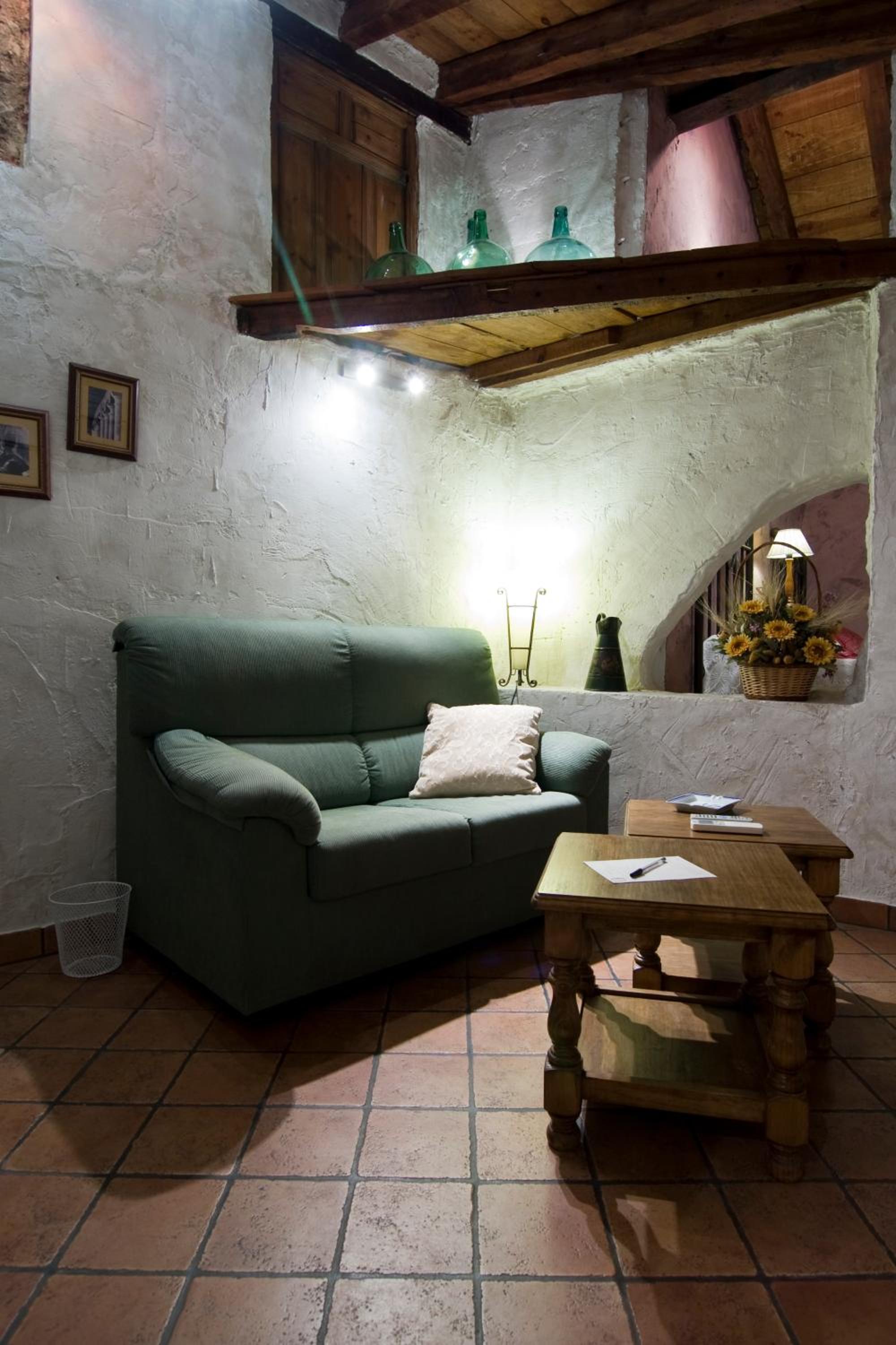 Double or Twin Room with Sitting Area - Photo 17