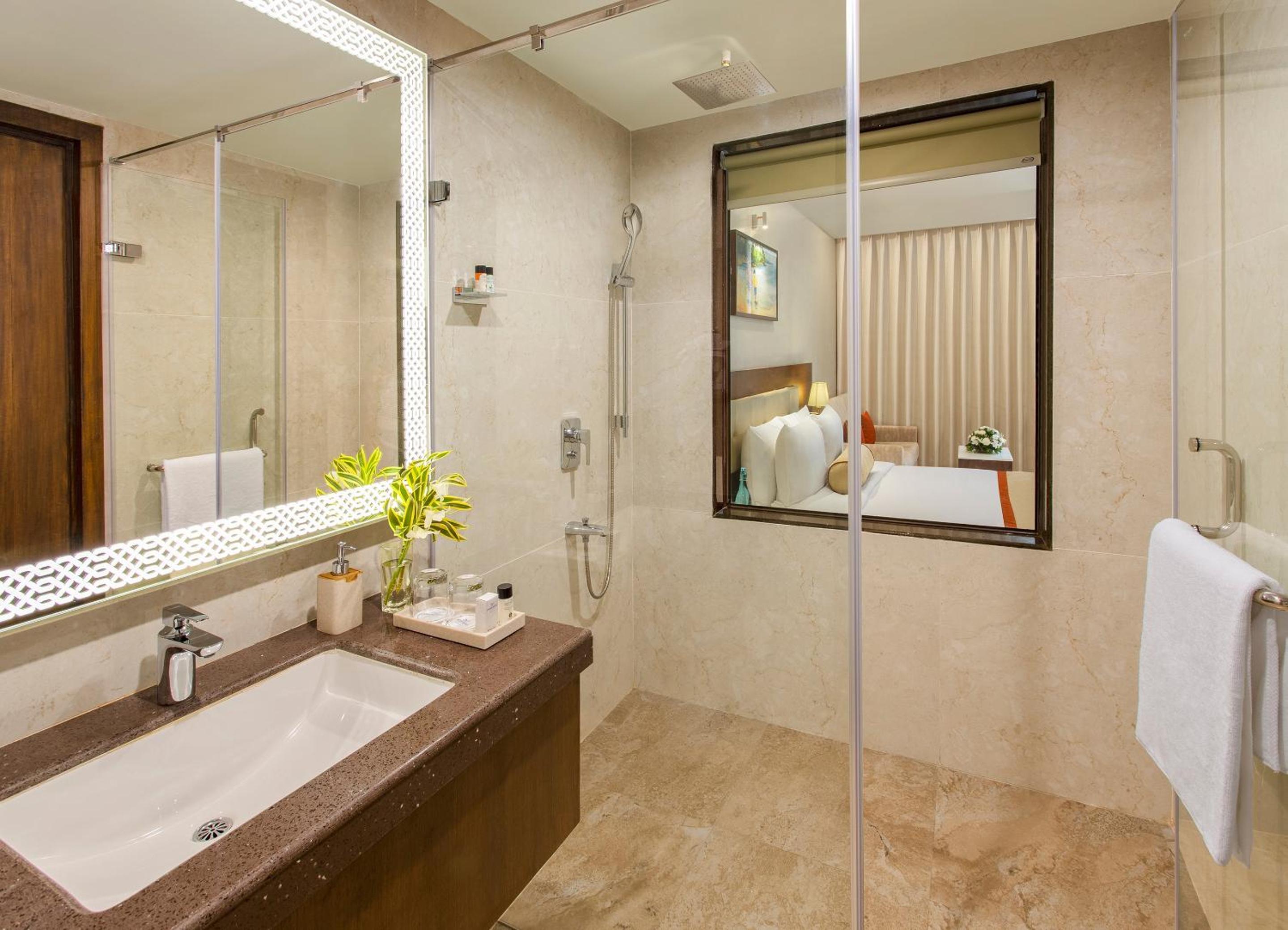 Deluxe King Room with Balcony - Photo 12