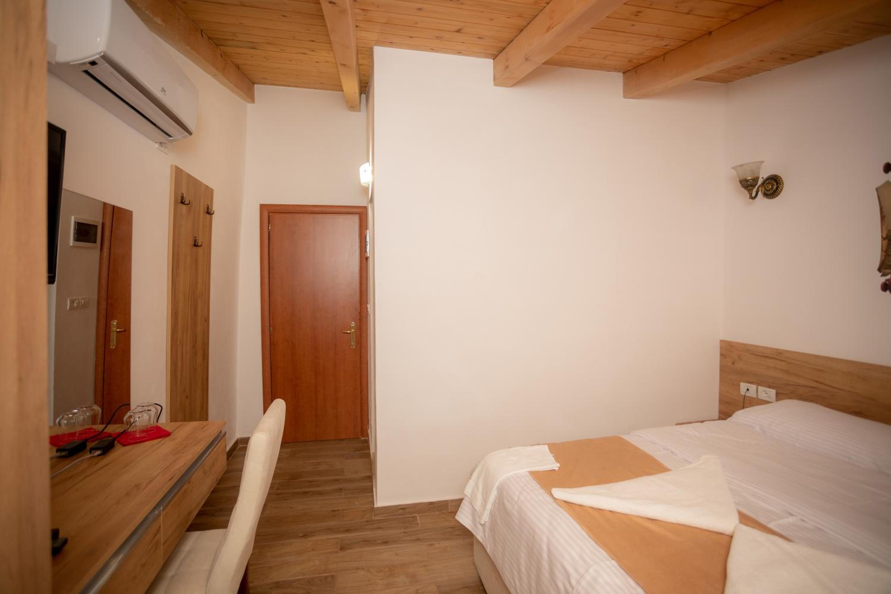 Deluxe Double or Twin Room with Lake View