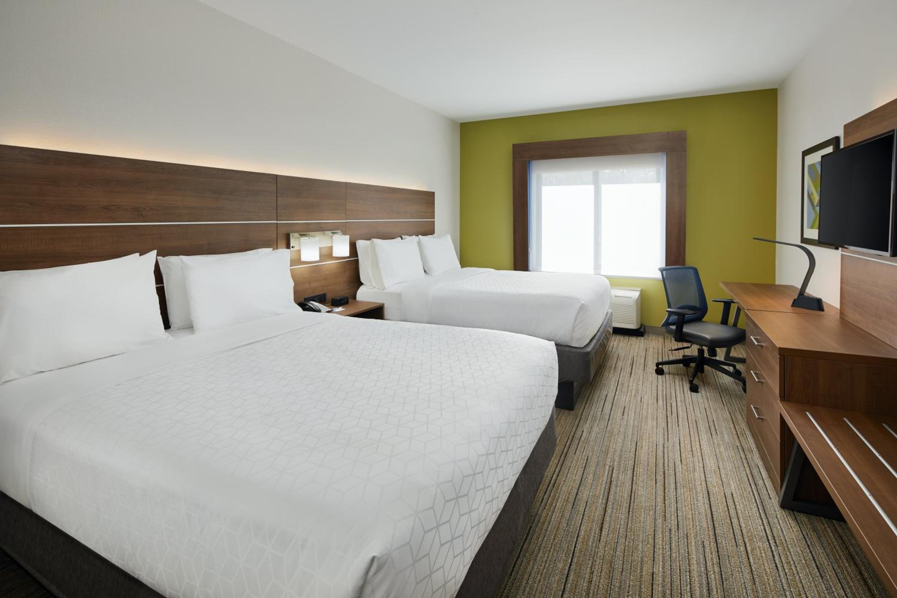 Standard Queen Room with Two Queen Beds - Photo 2
