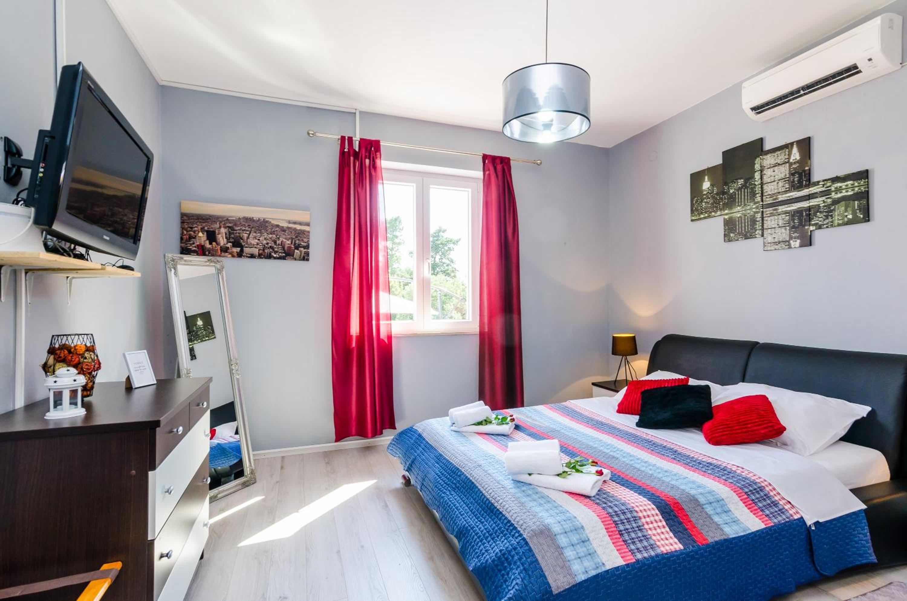 Three Bedroom Holiday Home with Terrace and Sea View