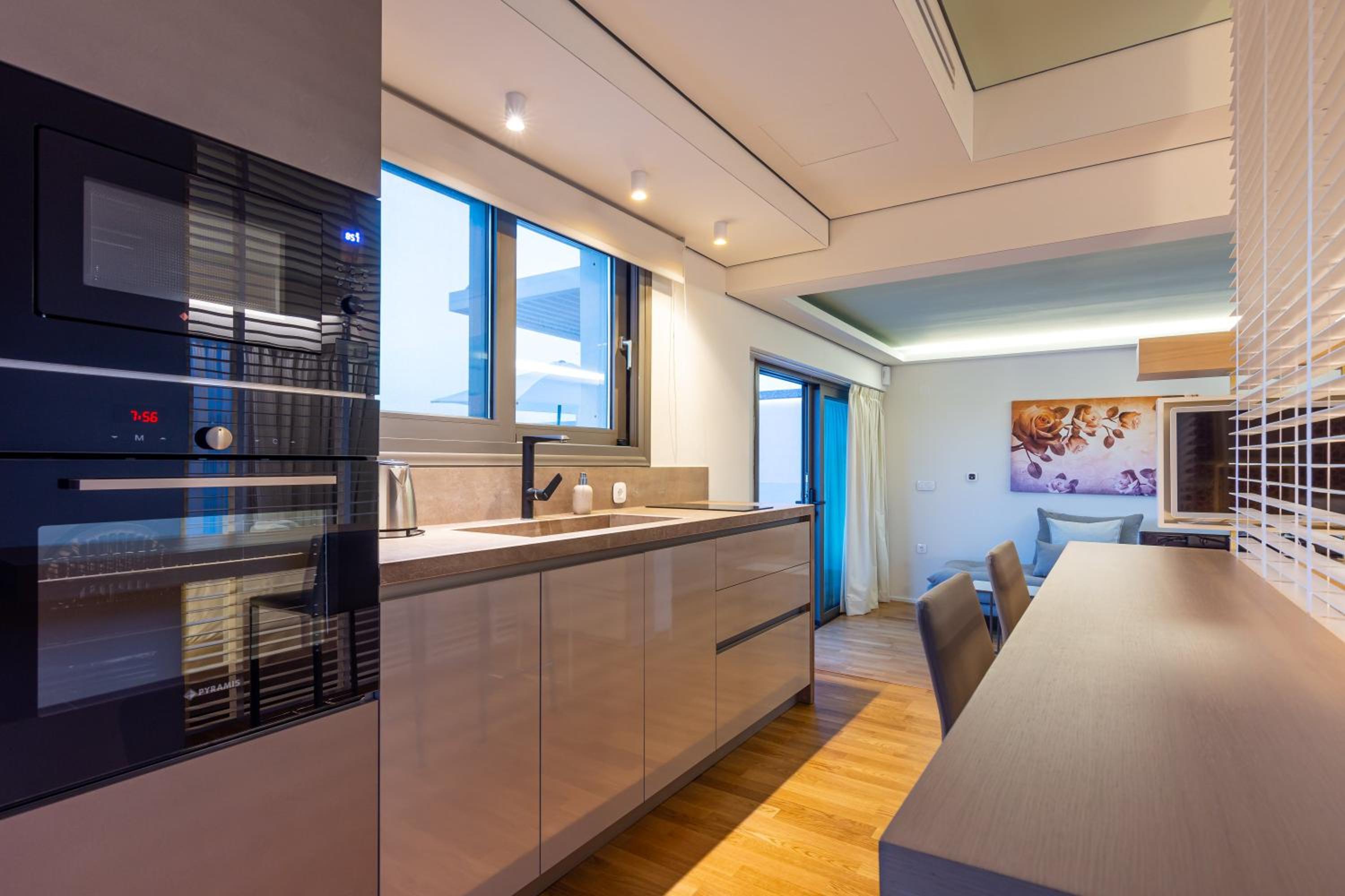 Grace - One-Bedroom Sea View Suite With Hot Tub photo 3