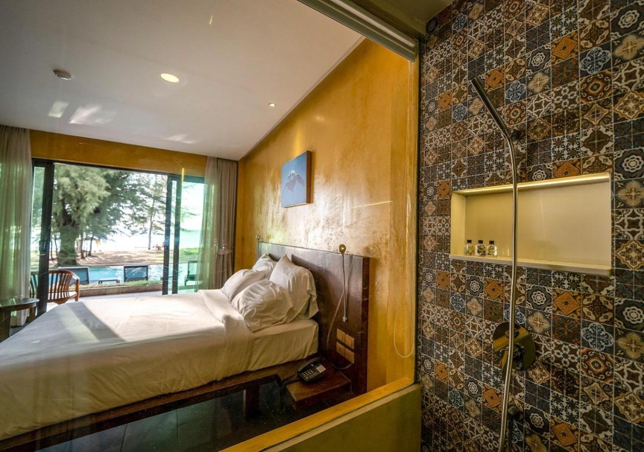 Deluxe Double or Twin Room with Pool Access photo 2