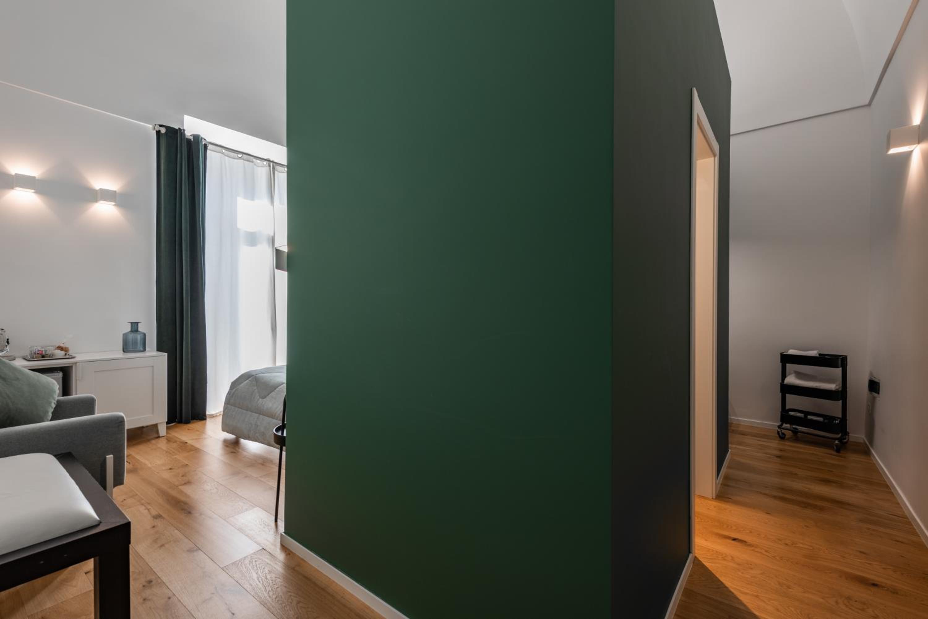 Double Room Superior with Balcony - Photo 8