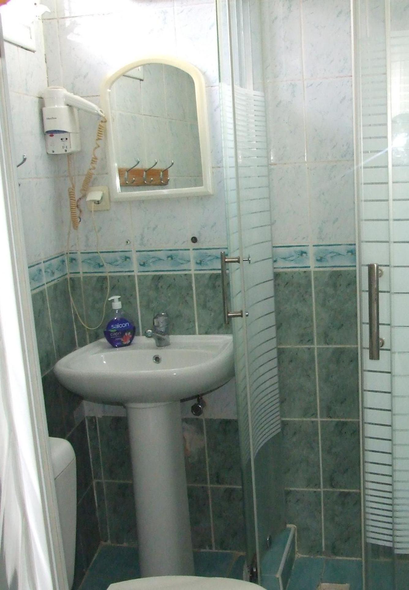 Quadruple Room with Shower - Photo 2