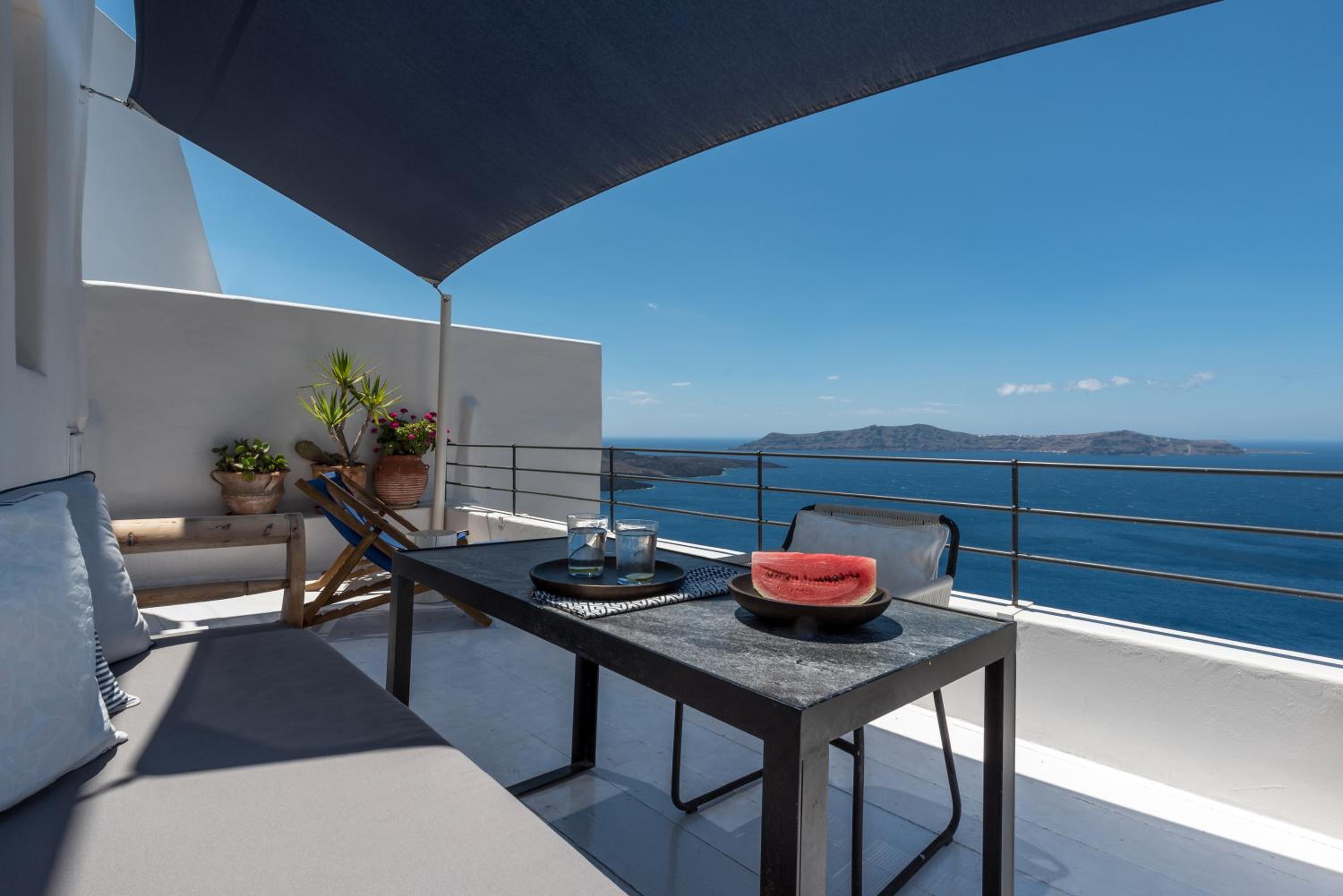 Deluxe Suite with Hot Tub and Caldera View - Photo 18