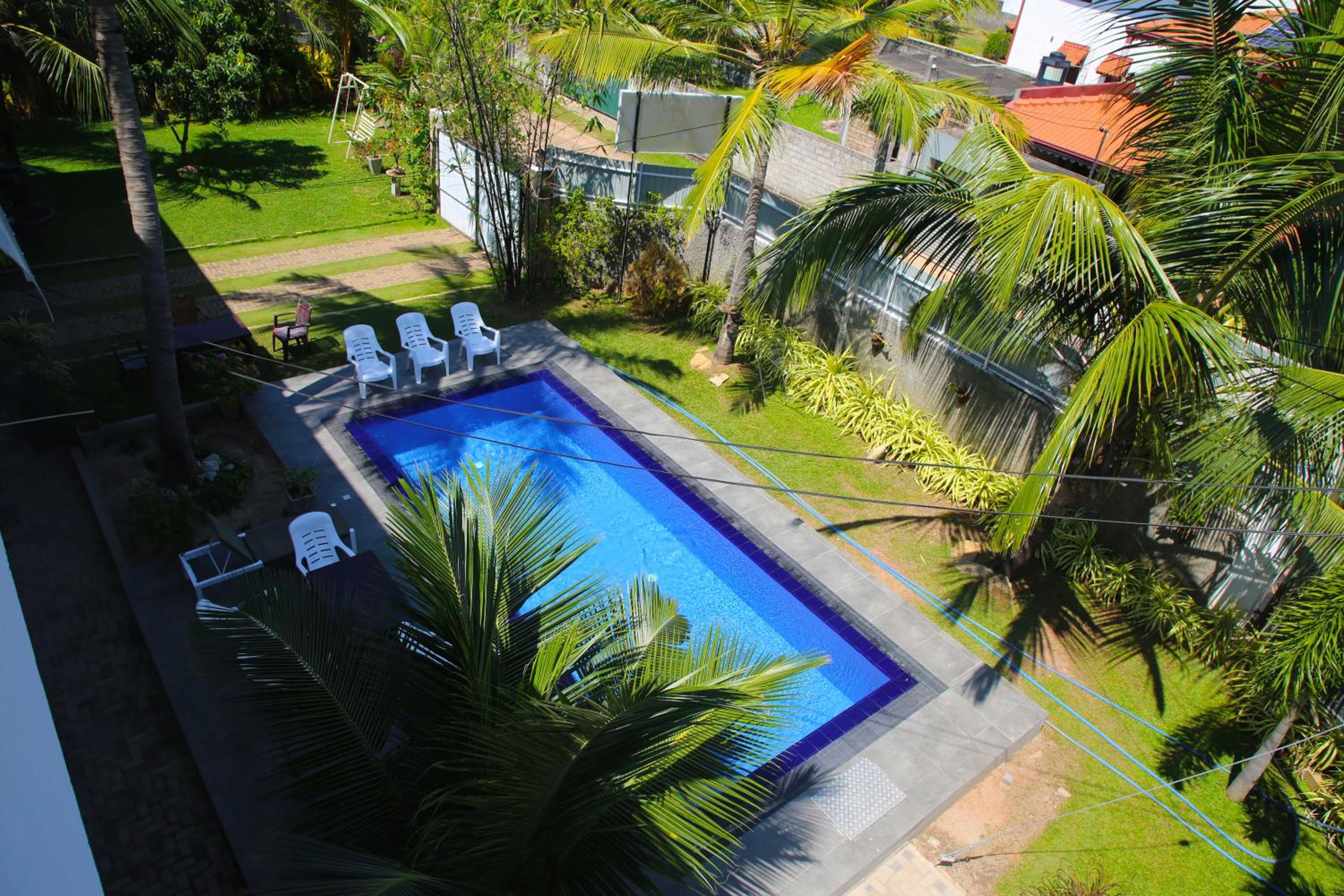 Deluxe Quadruple Room with Free Airport Shuttle photo 2