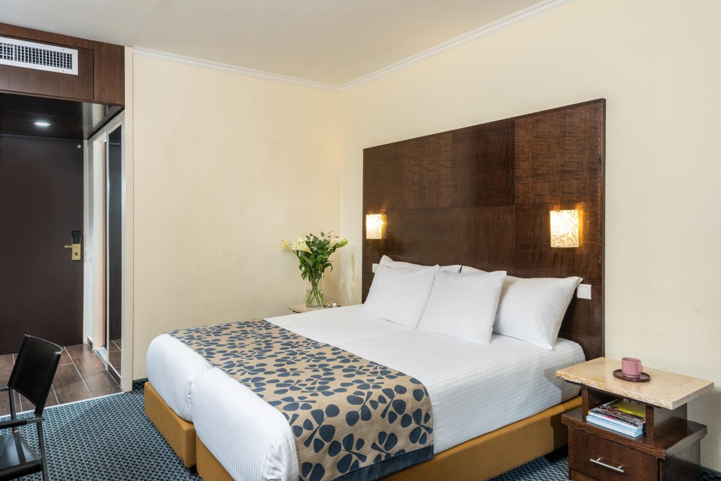 Superior Double Room with Balcony and Pool View thumbnail 5