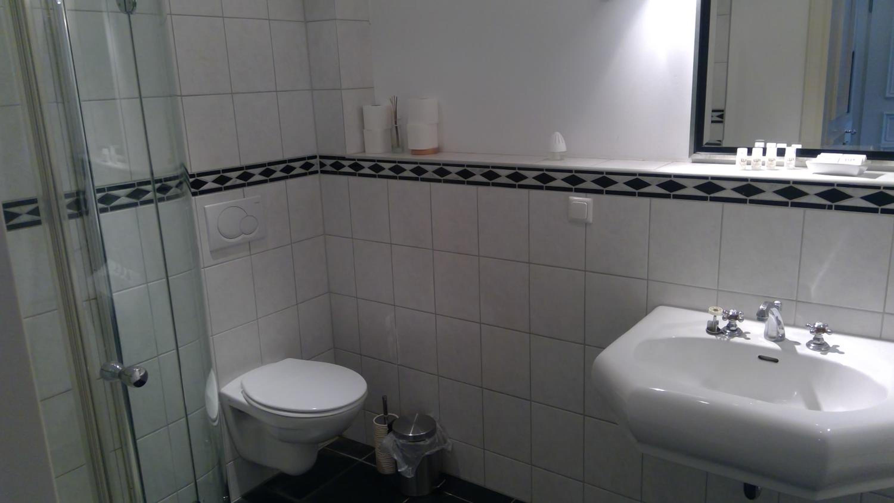 Single Room With Bath photo 3