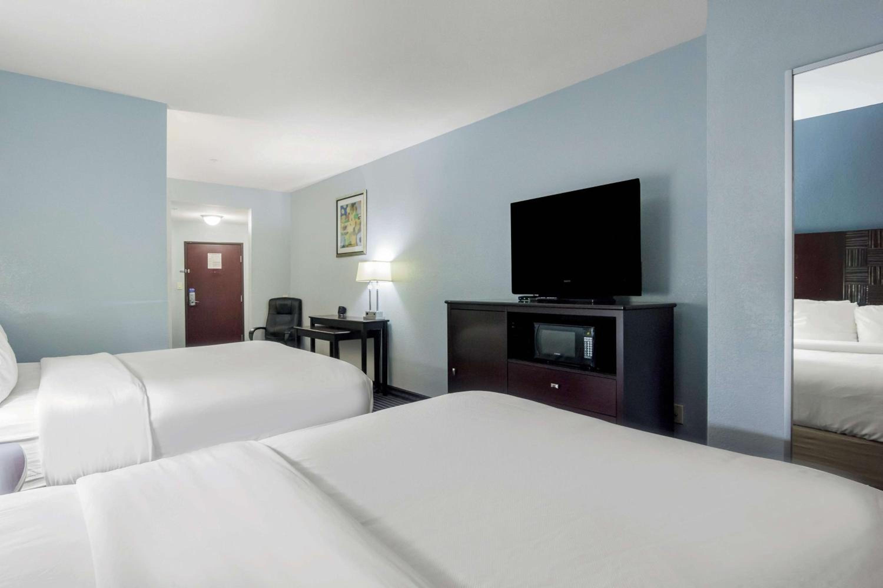 Queen Room with Two Queen Beds - Disability Access - Non-Smoking - Photo 7