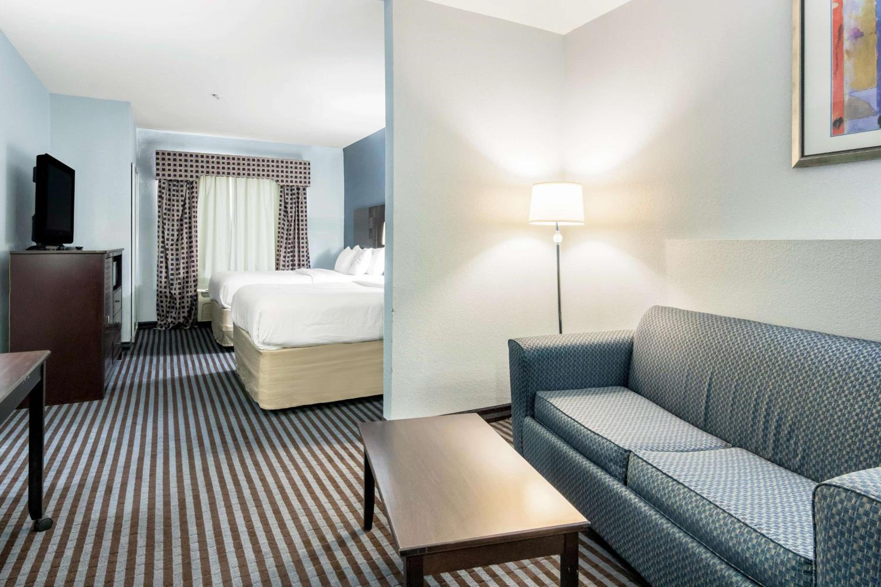 Queen Room with Two Queen Beds - Disability Access - Non-Smoking - Photo 5