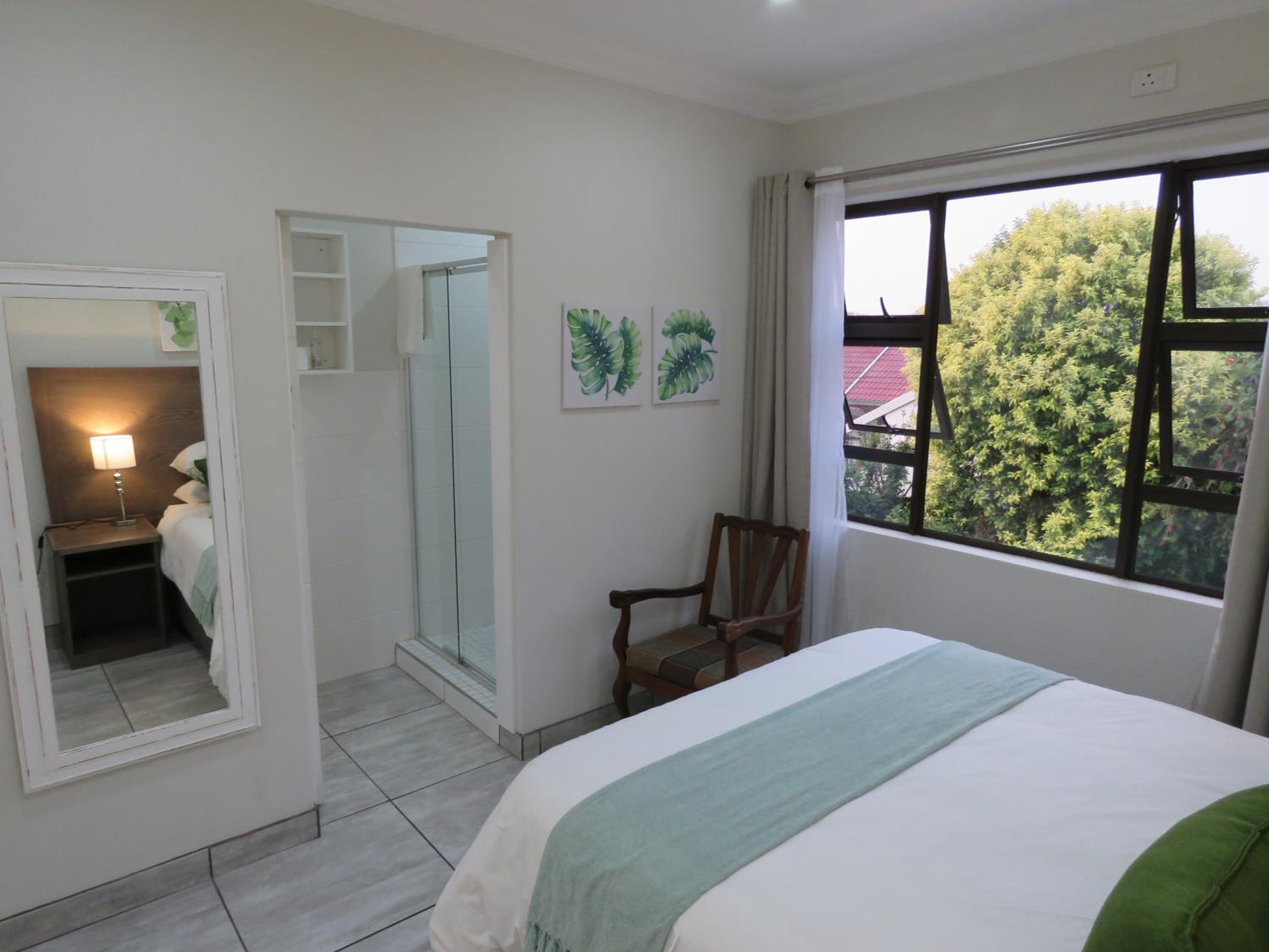 Queen Room with Balcony - Photo 13