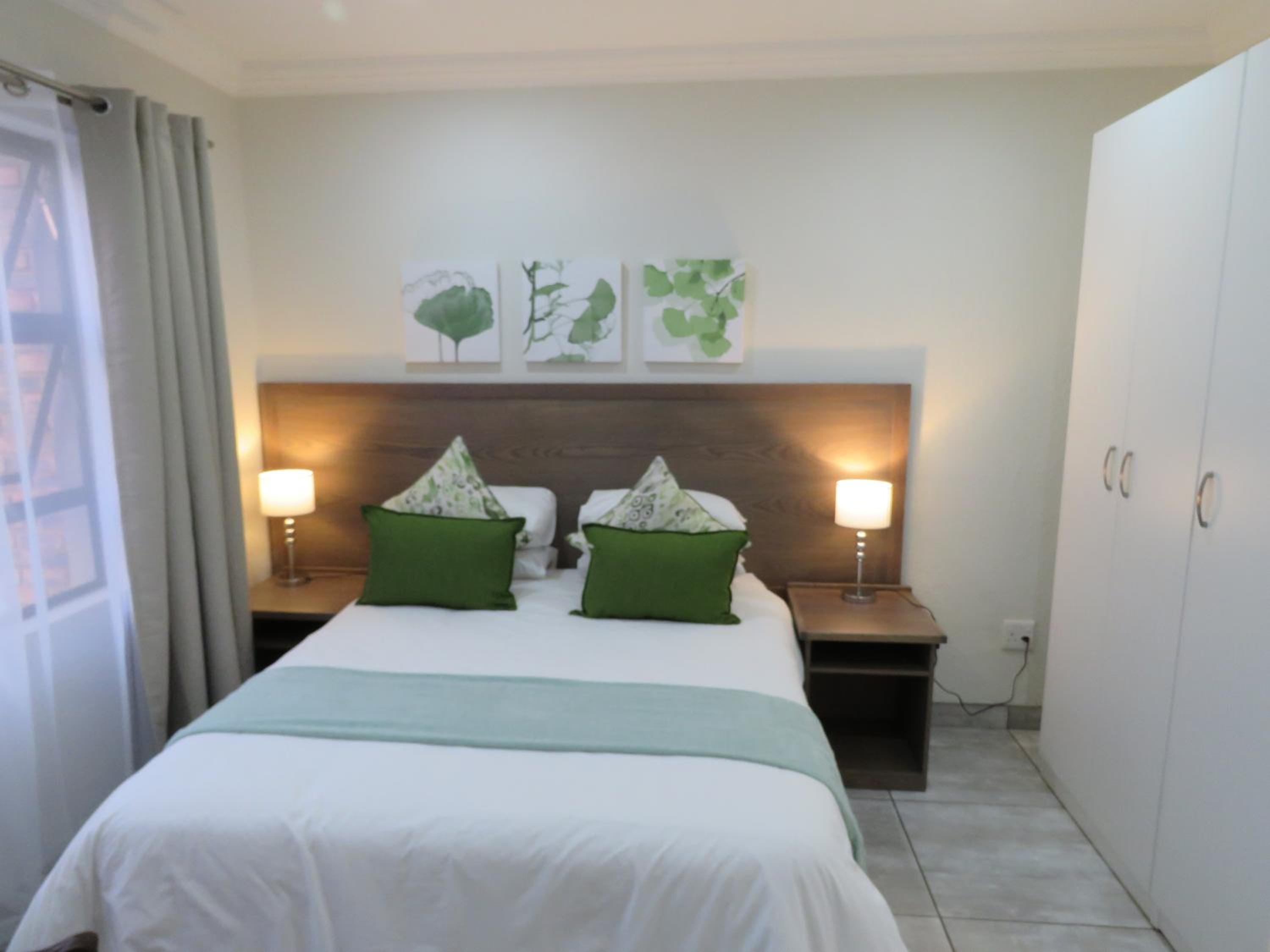 Queen Room with Balcony - Photo 2
