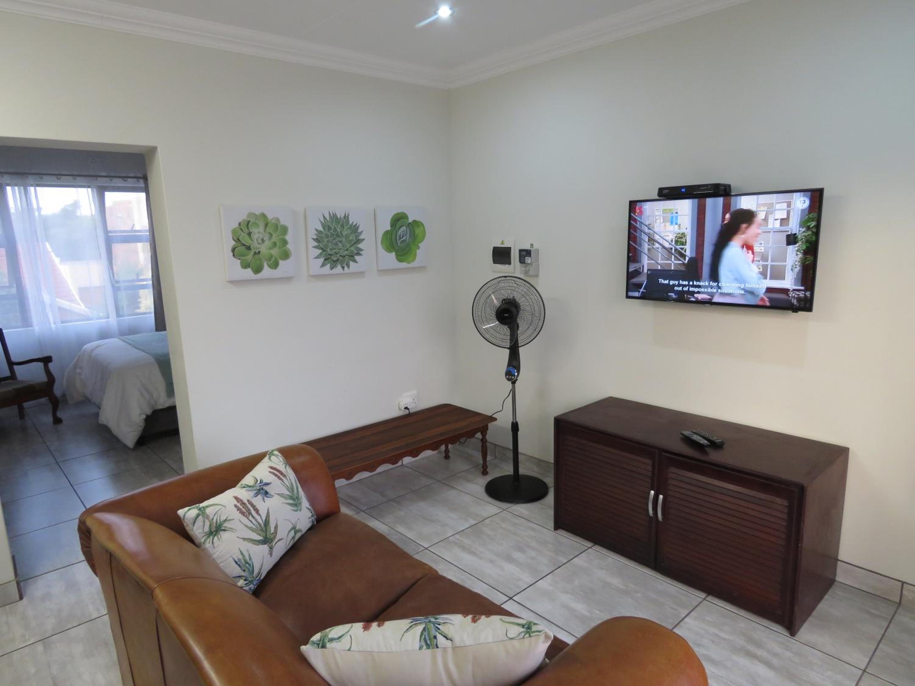 Queen Room with Balcony - Photo 14