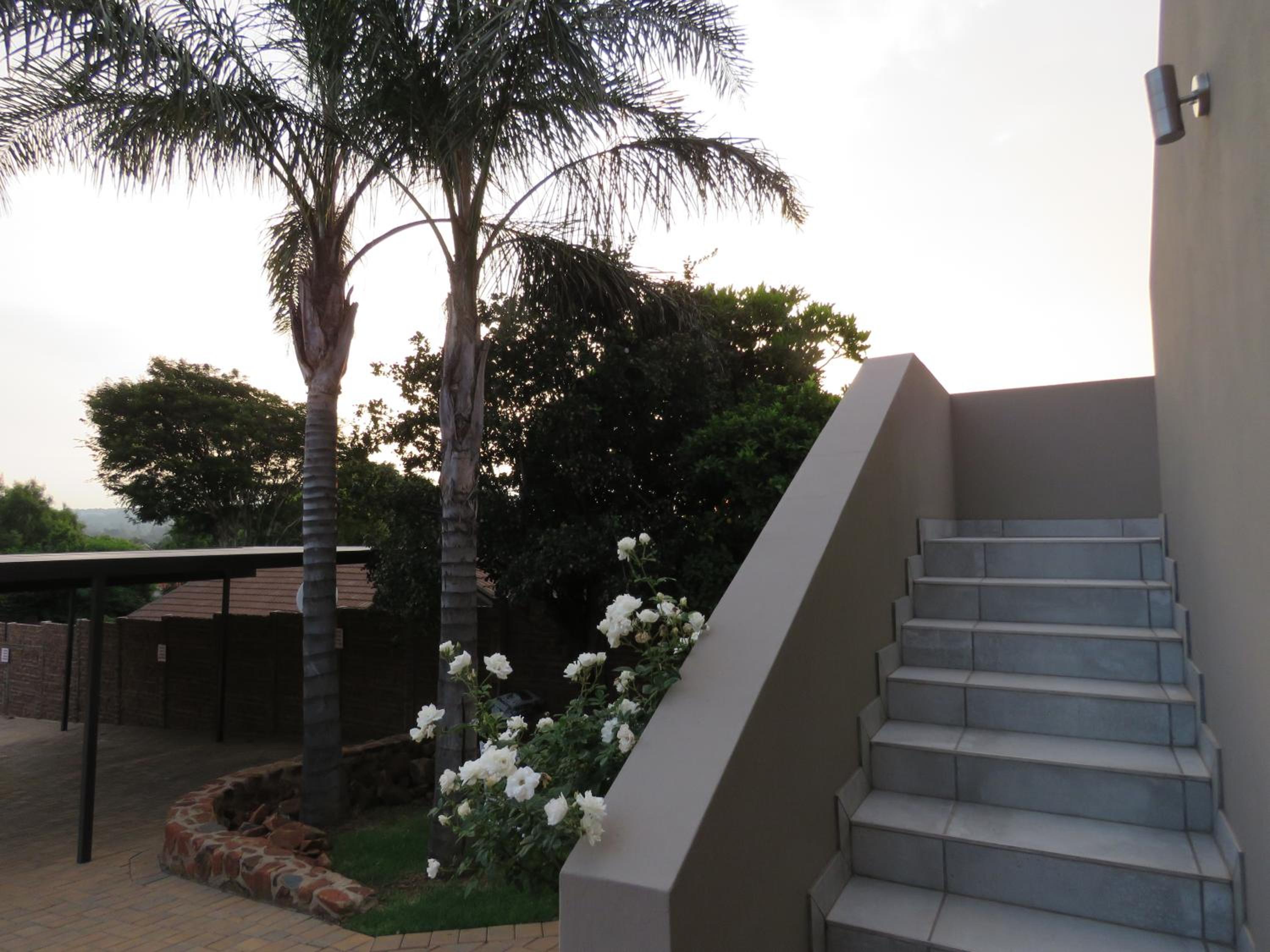 Queen Room with Balcony - Photo 8