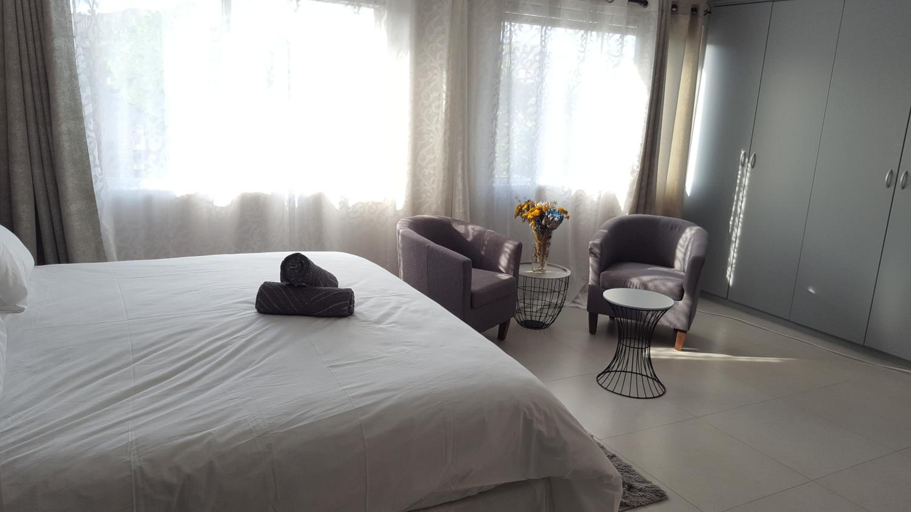 Deluxe King Room - Photo 5