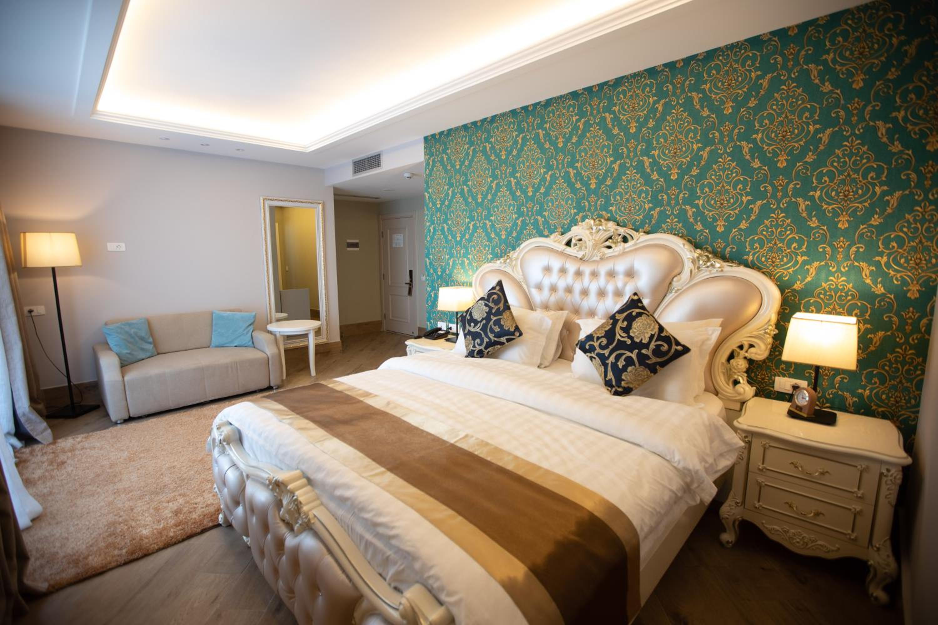 Deluxe Room (2 Adults + 1 Child)