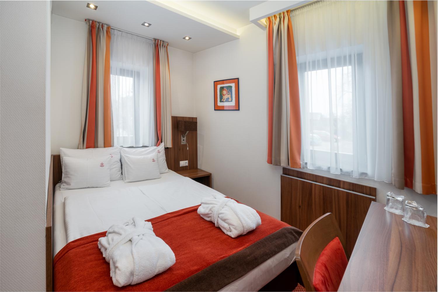 Small Double Room - Photo 1