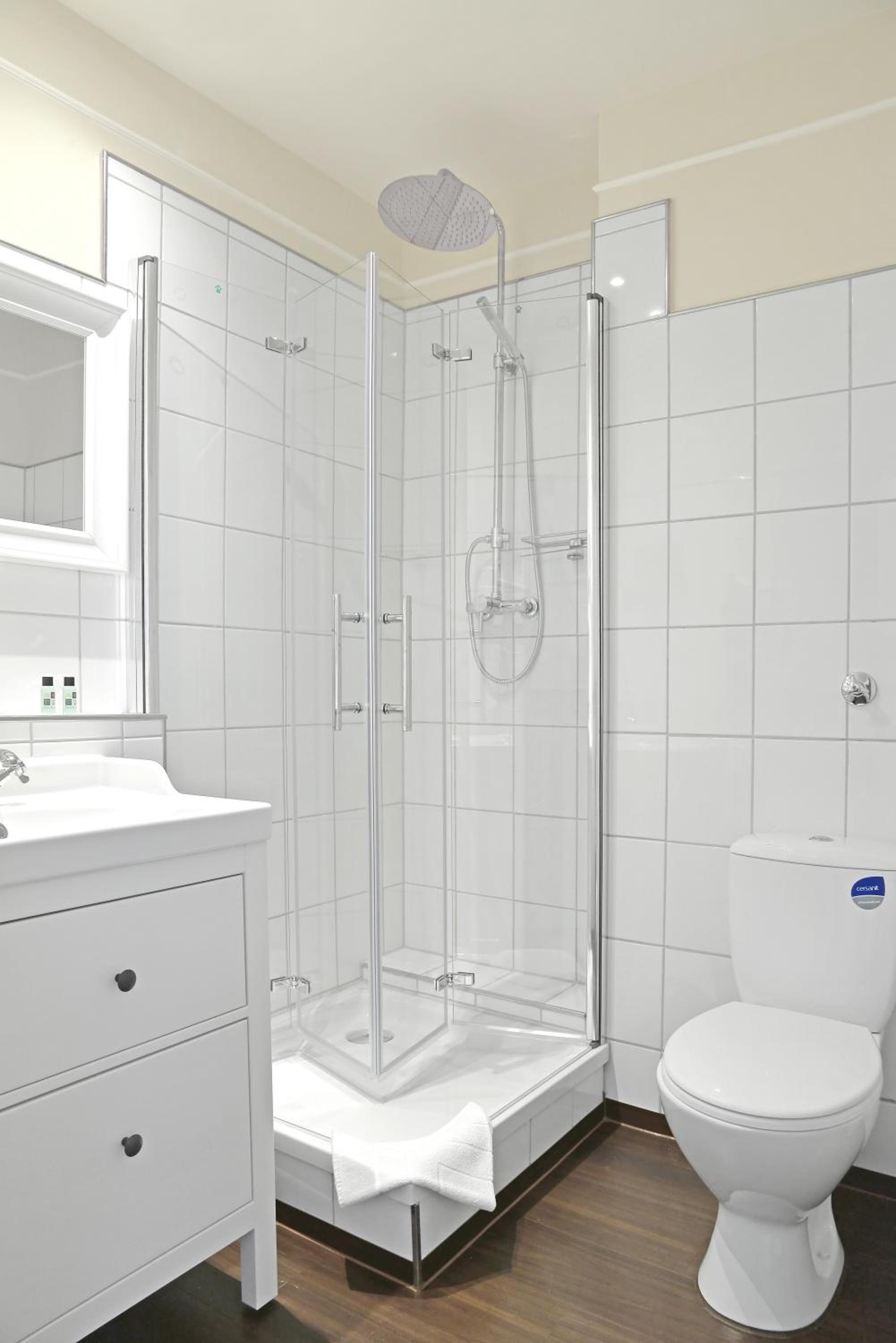 Standard Twin Room thumbnail 5