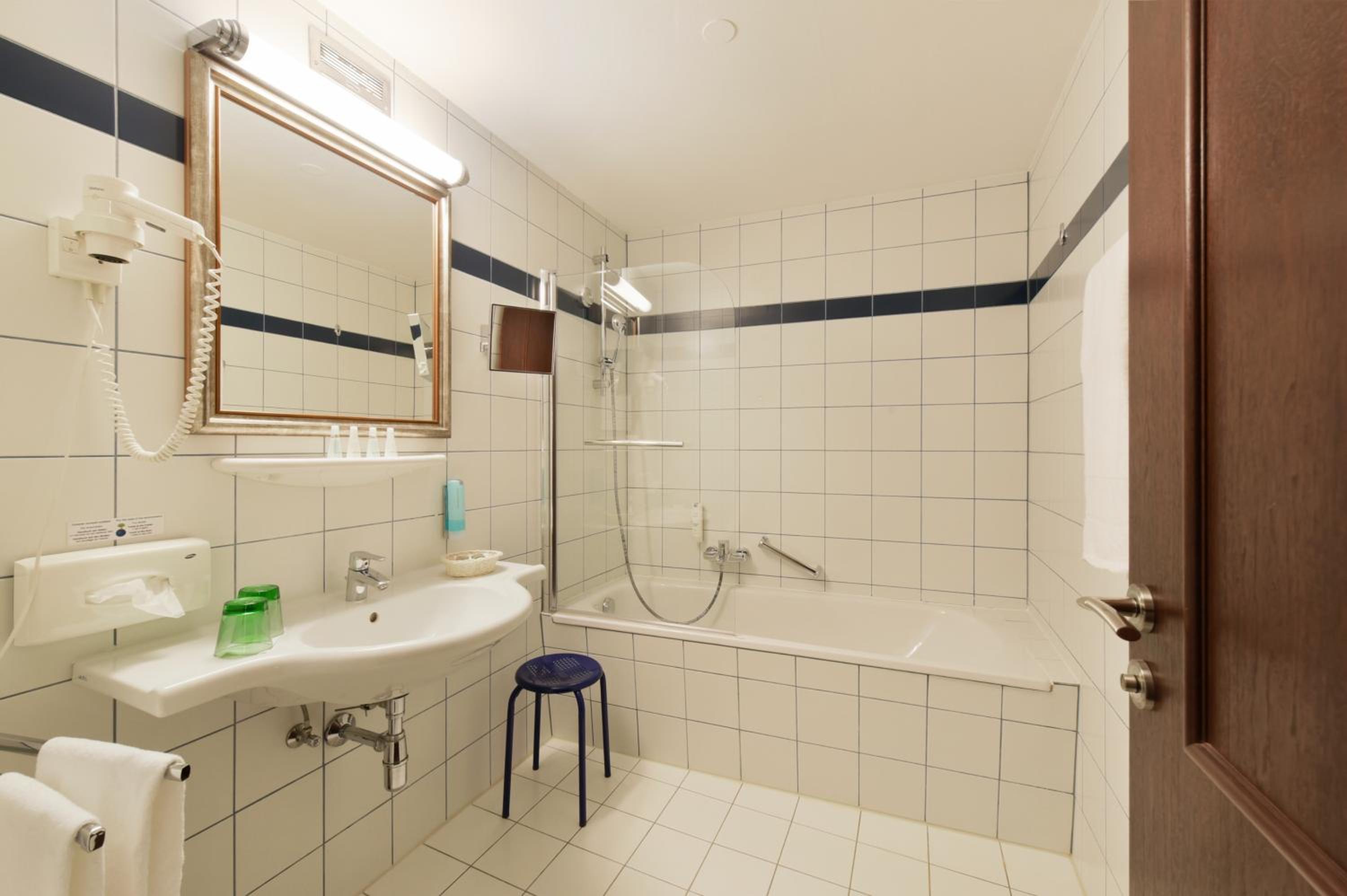 One-Bedroom Suite - Photo 7