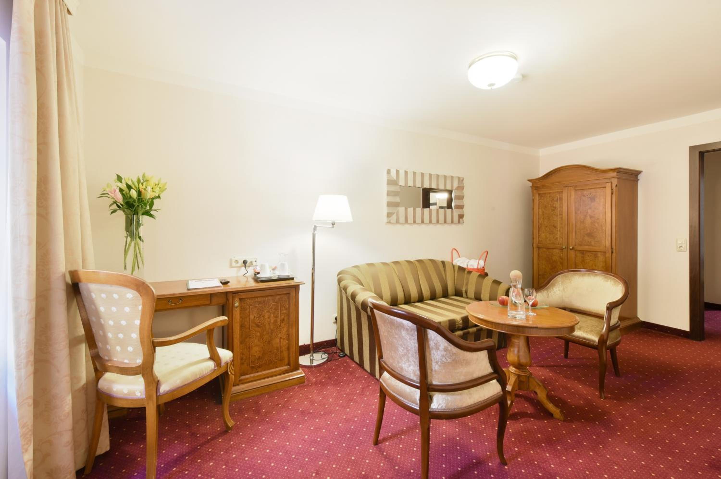 One-Bedroom Suite - Photo 4