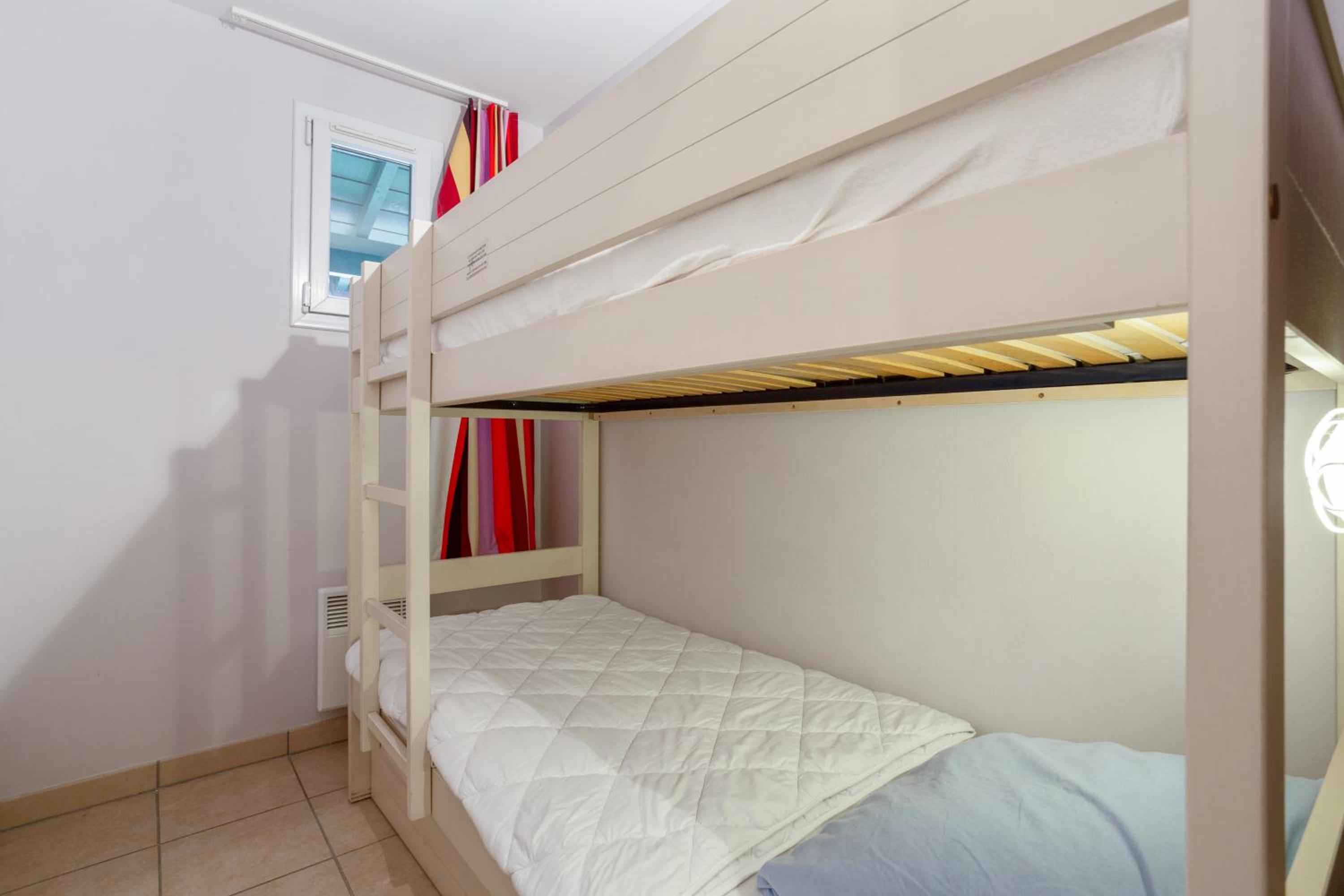 One-Bedroom Apartment with Sleeping Alcove (6 People) - Photo 1